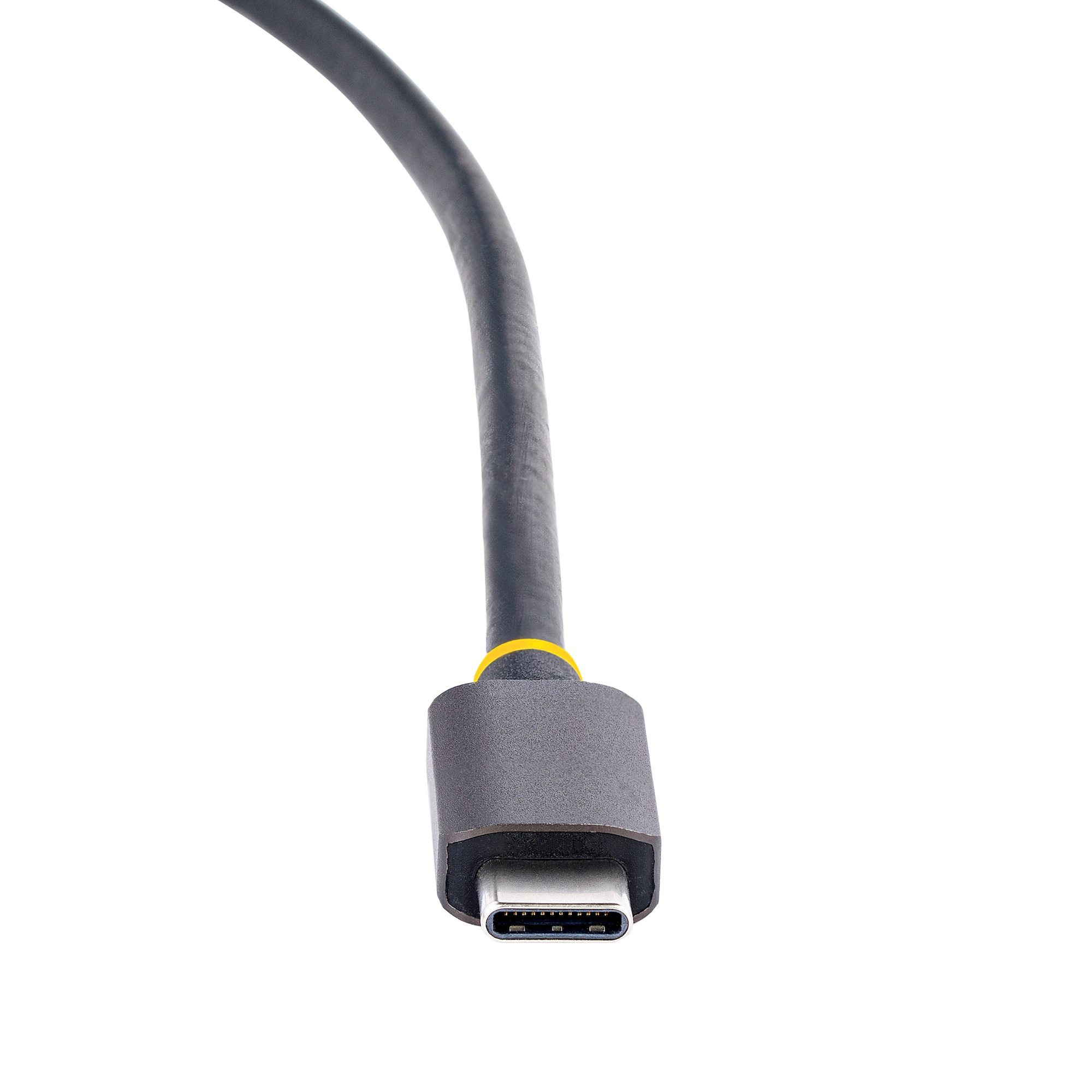 Primer plano de un conector USB-C en un cable gris oscuro con un acento amarillo, sobre un fondo blanco.