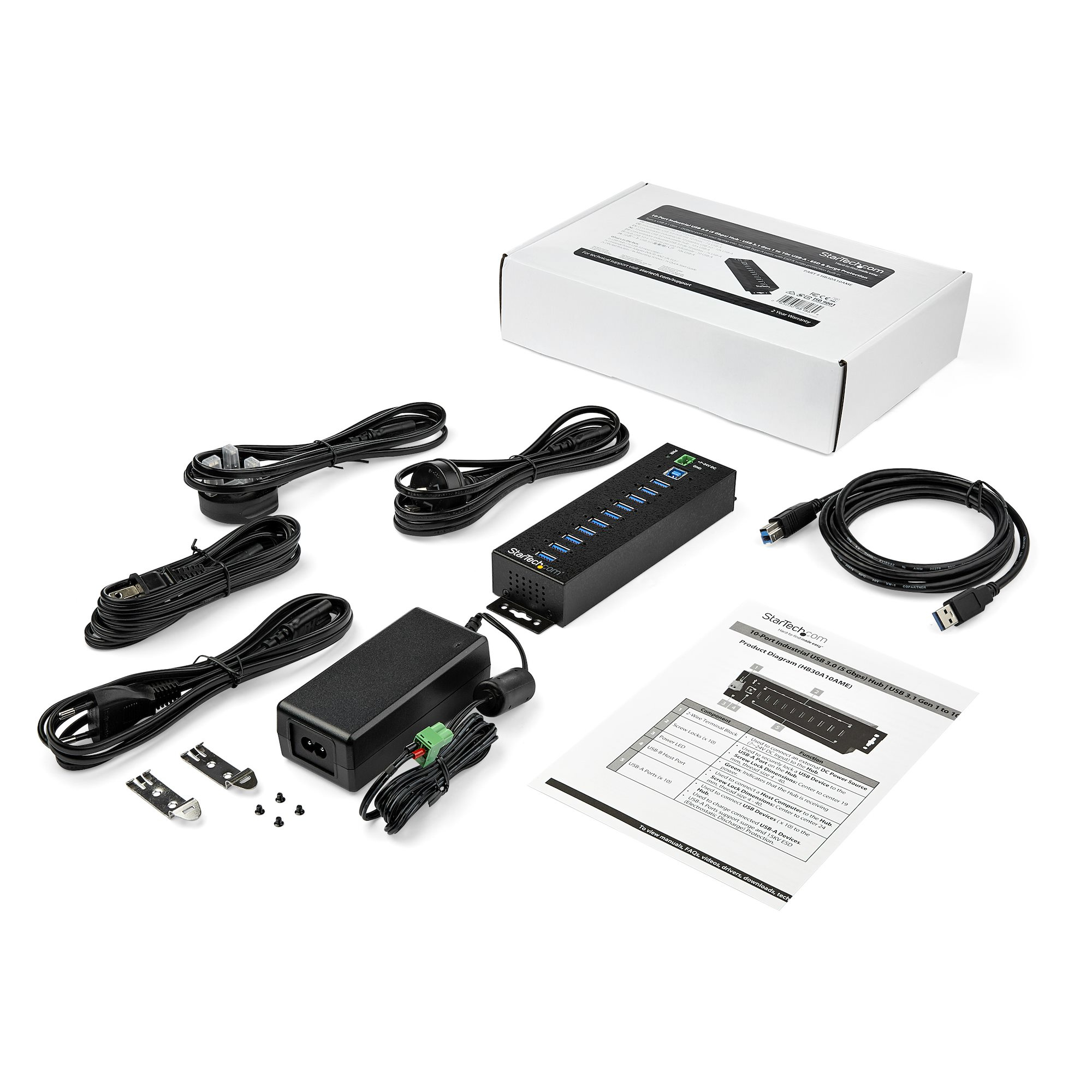 Kit hub USB con cavi, adattatore di alimentazione e manuale su superficie bianca.