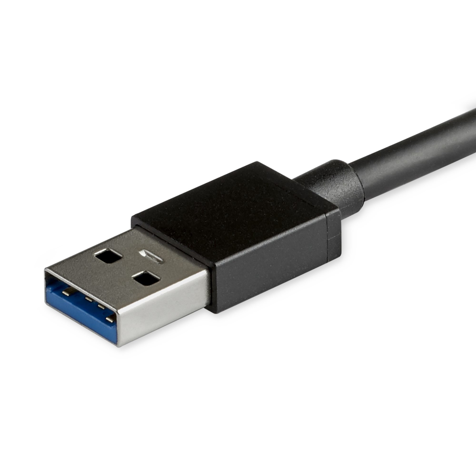 Ein schwarzer USB 3.0-Anschluss mit blauem Innenraum, an einem schwarzen Kabel, auf weißem Hintergrund.