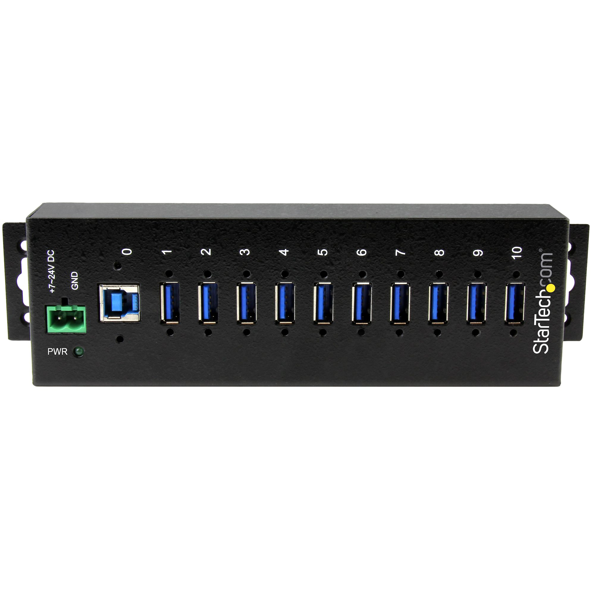 Concentrador USB negro con 10 puertos USB. Luz PWR y conector de alimentación en el lado izquierdo. Aislado sobre blanco.