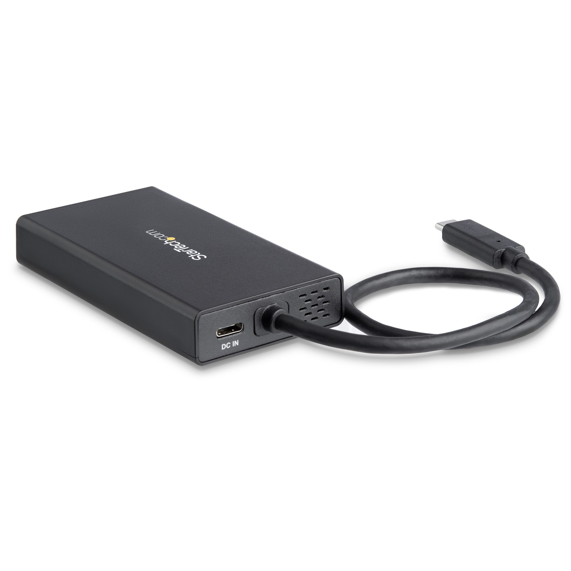 Hub USB-C nero con cavo USB-C collegato. Il dispositivo è rettangolare.