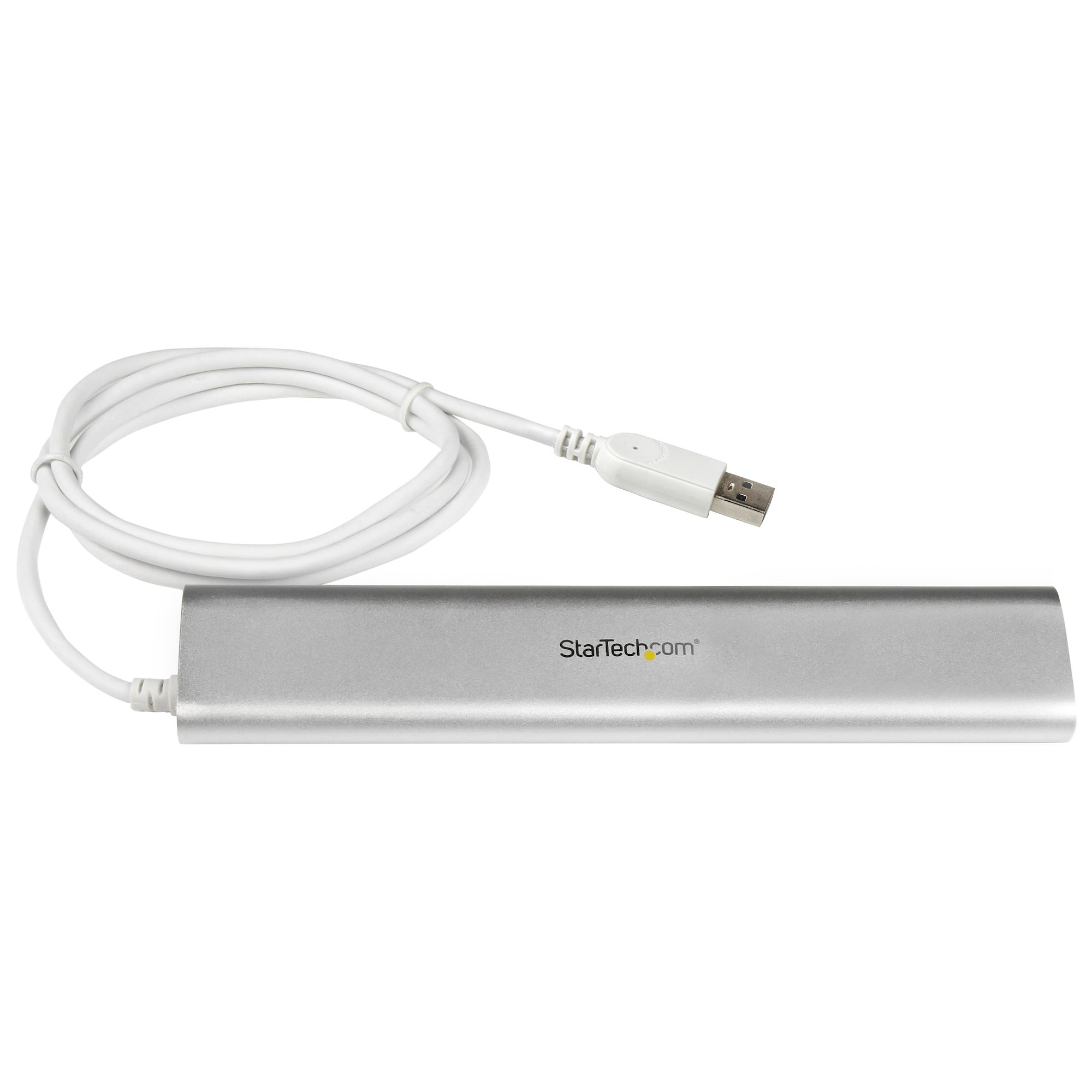 Un concentrador USB plateado con el logotipo de StarTech.com y un cable USB blanco.
