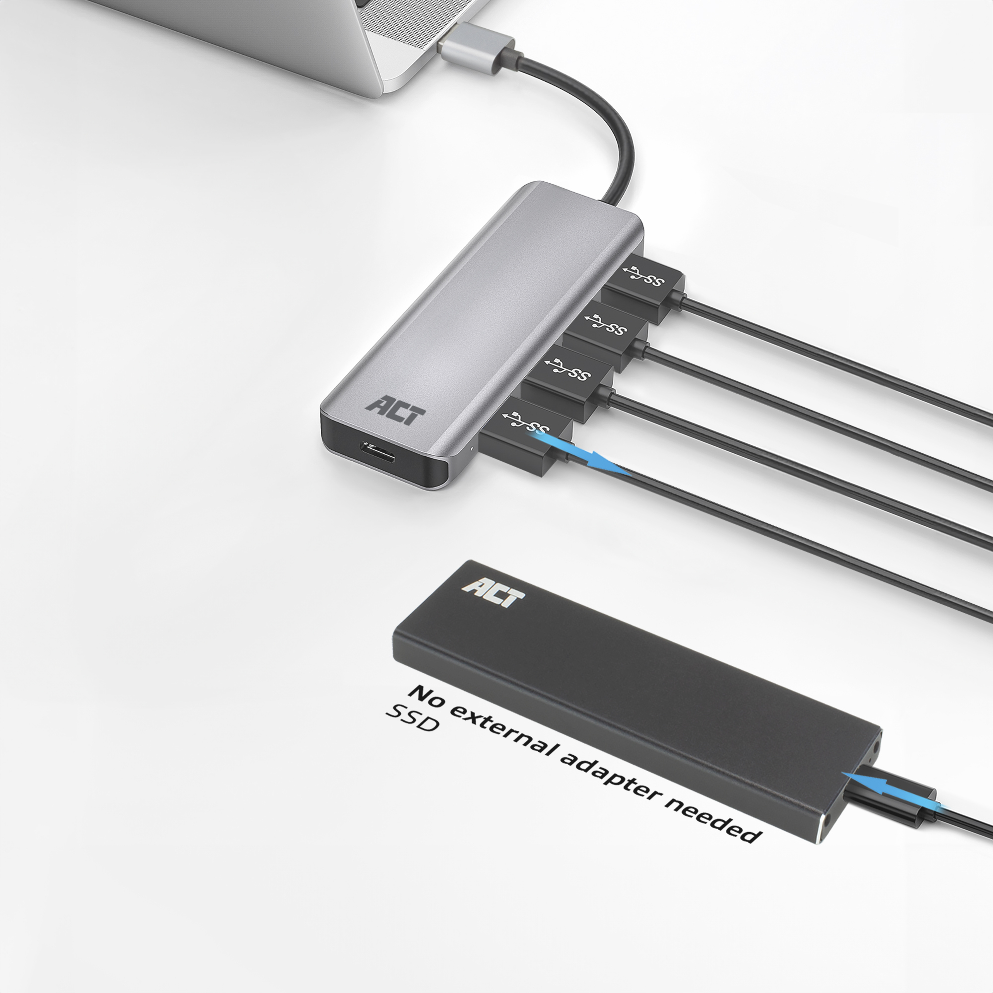 Un hub ACT argento collegato a un laptop. Diverse porte USB sono collegate a SSD neri.