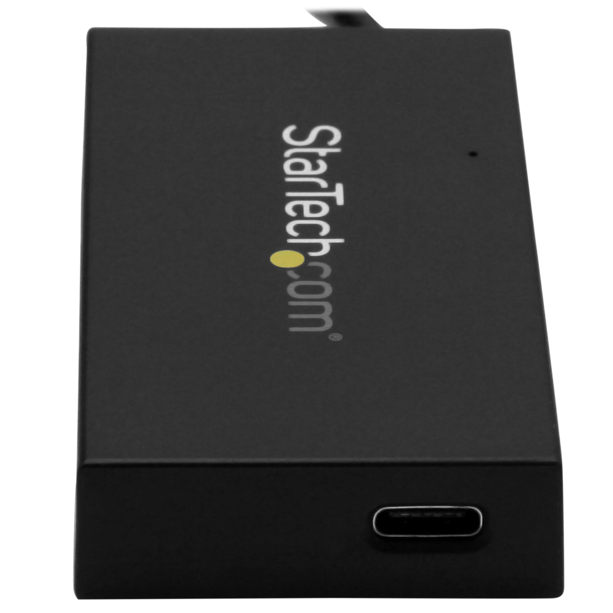 Adaptador USB-C negro de StarTech.com. El logotipo es visible y tiene un puerto USB-C.