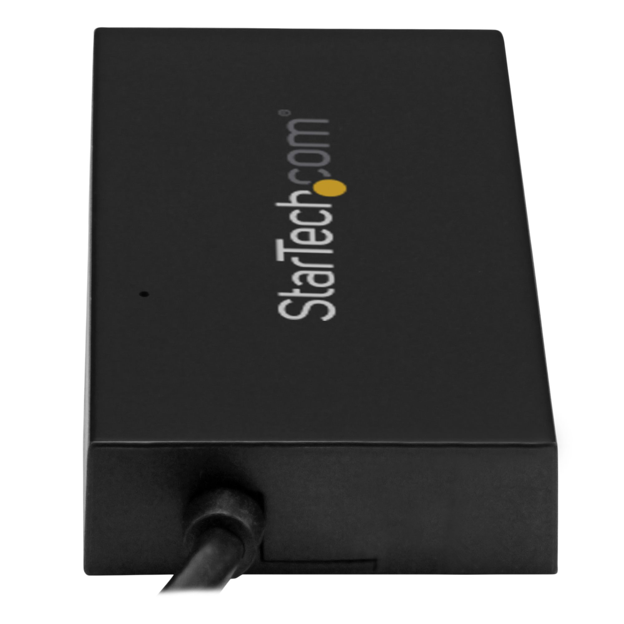Schwarzer USB-C-Adapter, Draufsicht, zeigt den Markennamen.