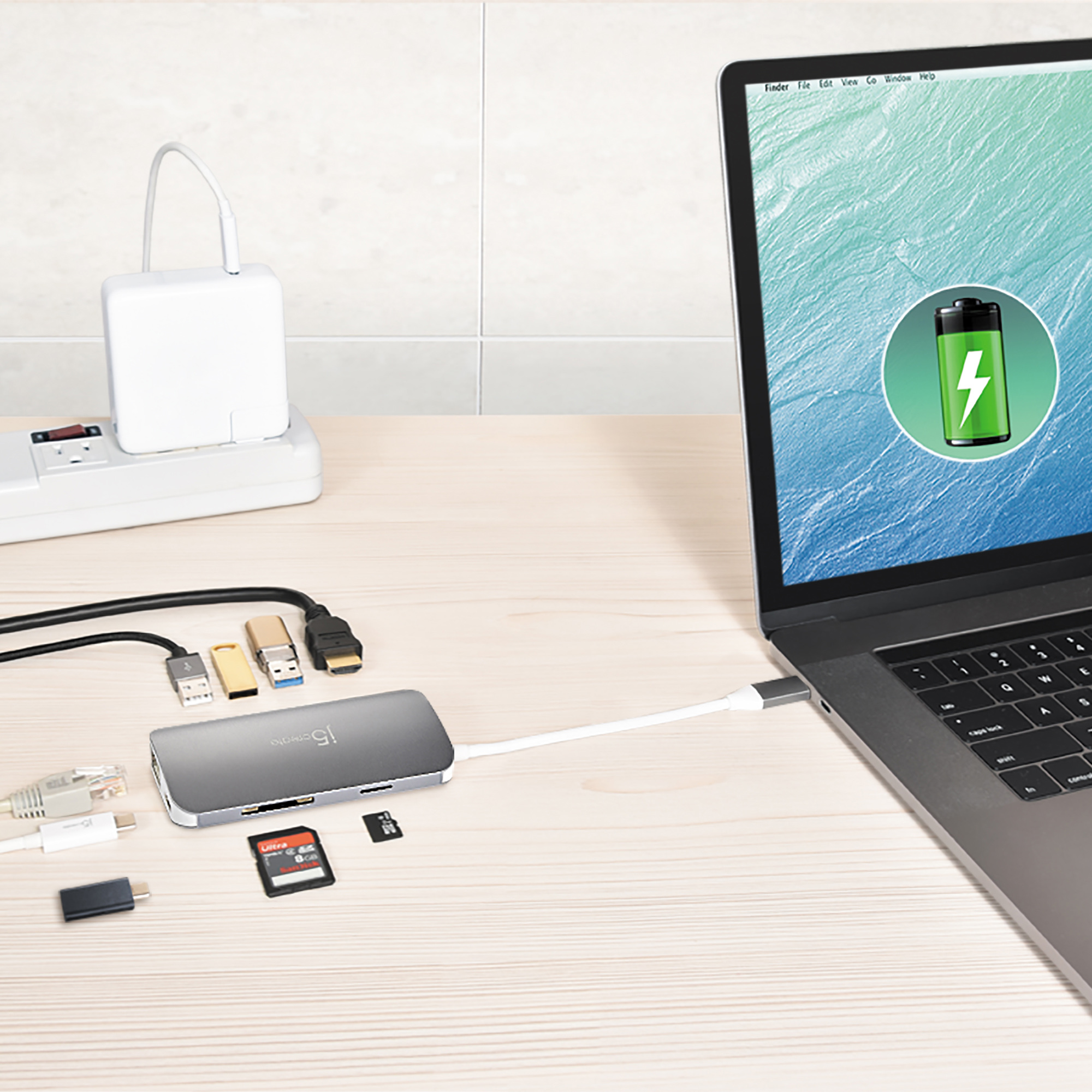 Ein Laptop, der mit einem Hub verbunden ist, mit Ladegerät und Zubehör.