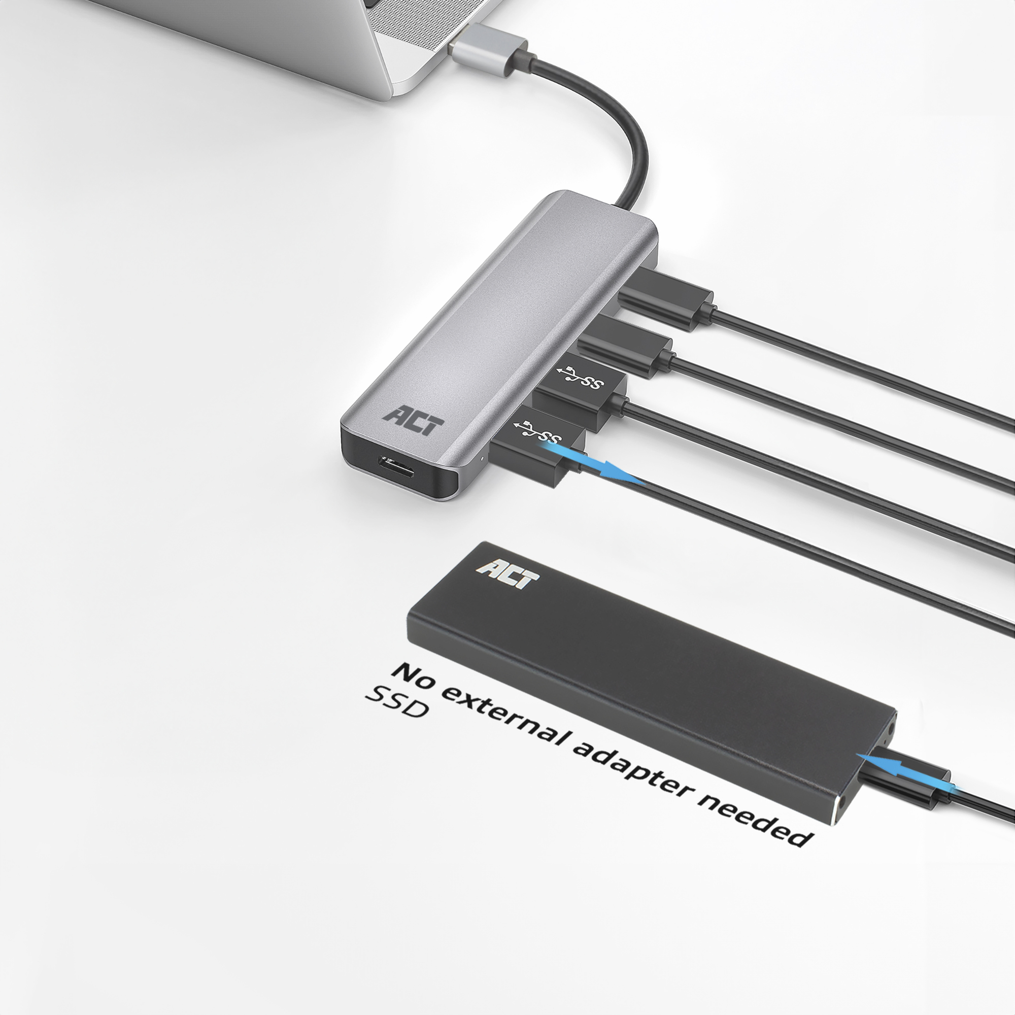 Hub USB argento collegato a un laptop, con SSD e cavi collegati.