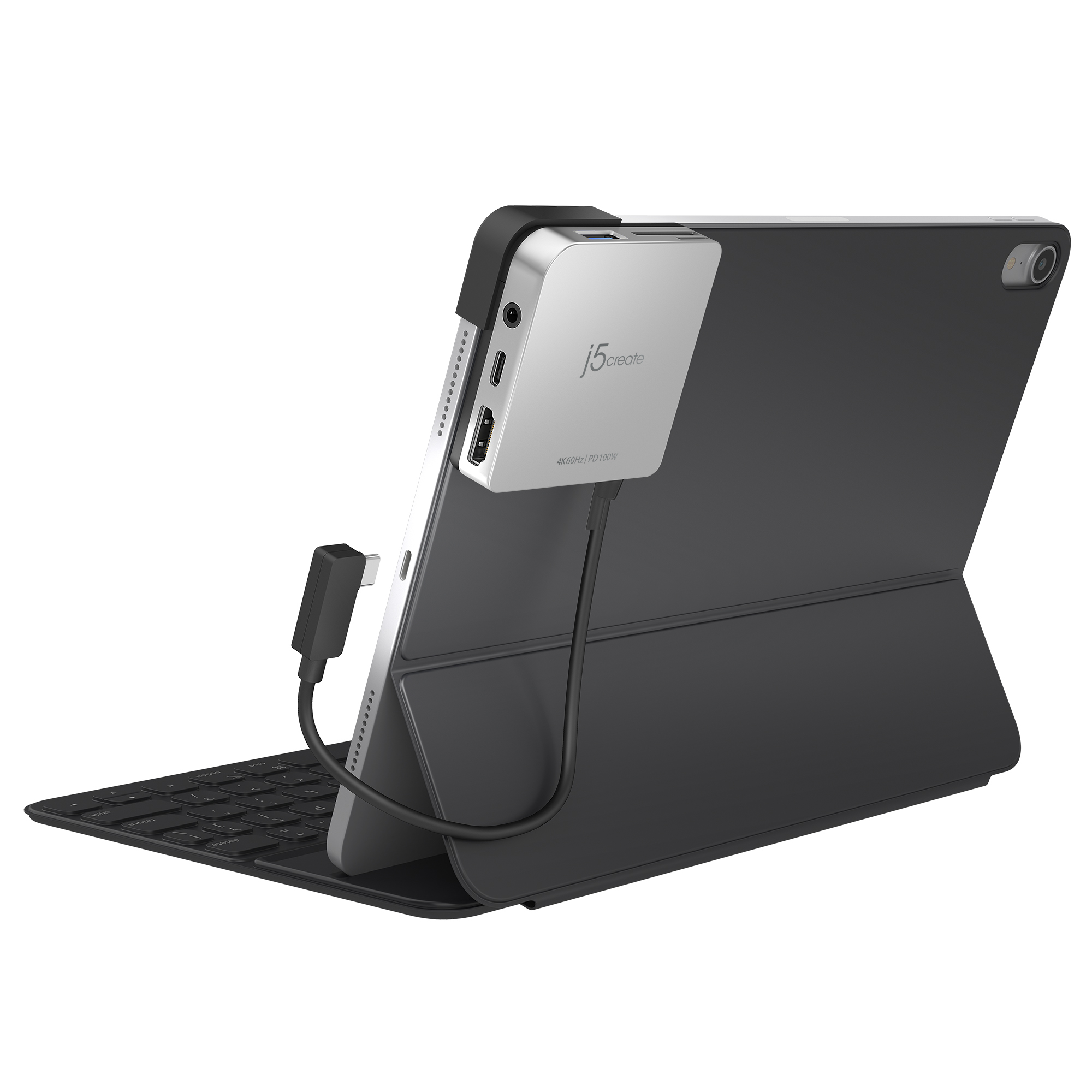 Concentrador USB-C plateado conectado a una tableta con una funda de teclado negra.