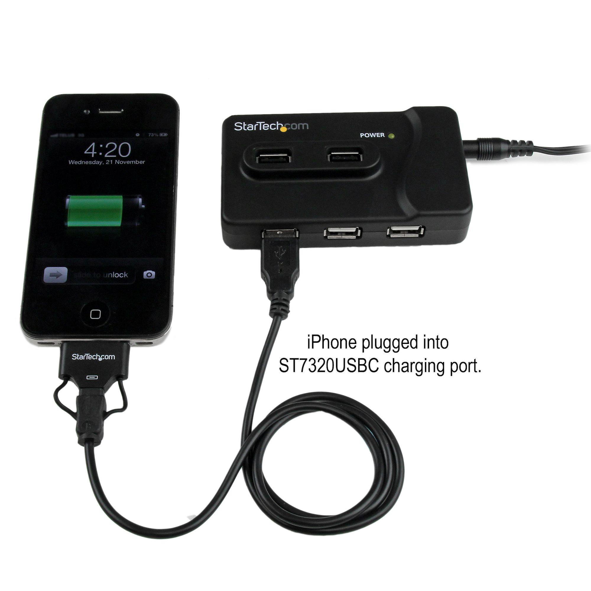 Un iPhone è collegato a una stazione di ricarica nera. Lo schermo mostra l'ora e lo stato della batteria.