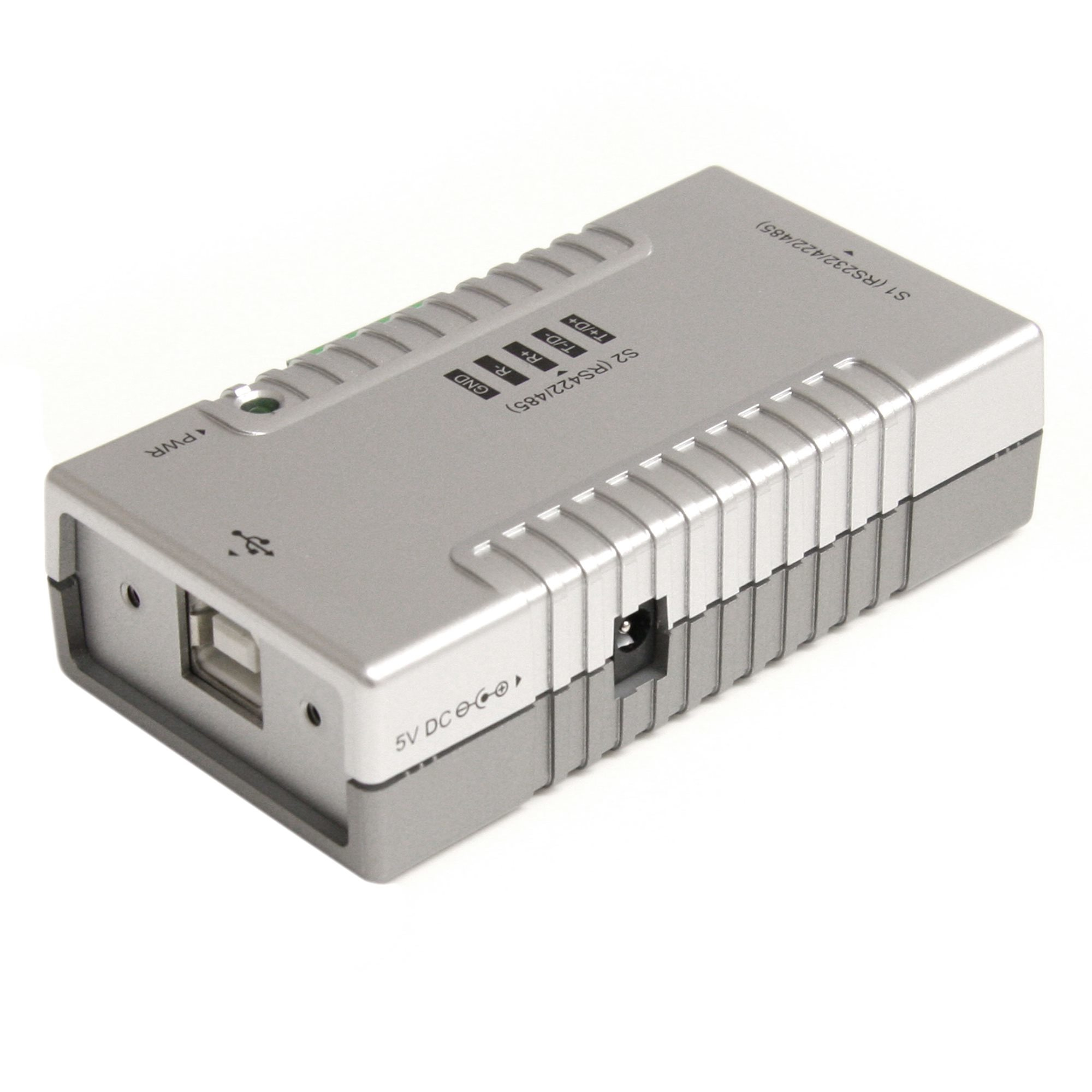 Adaptador USB a serie plateado. Tiene un puerto USB, puerto serie y luces indicadoras.