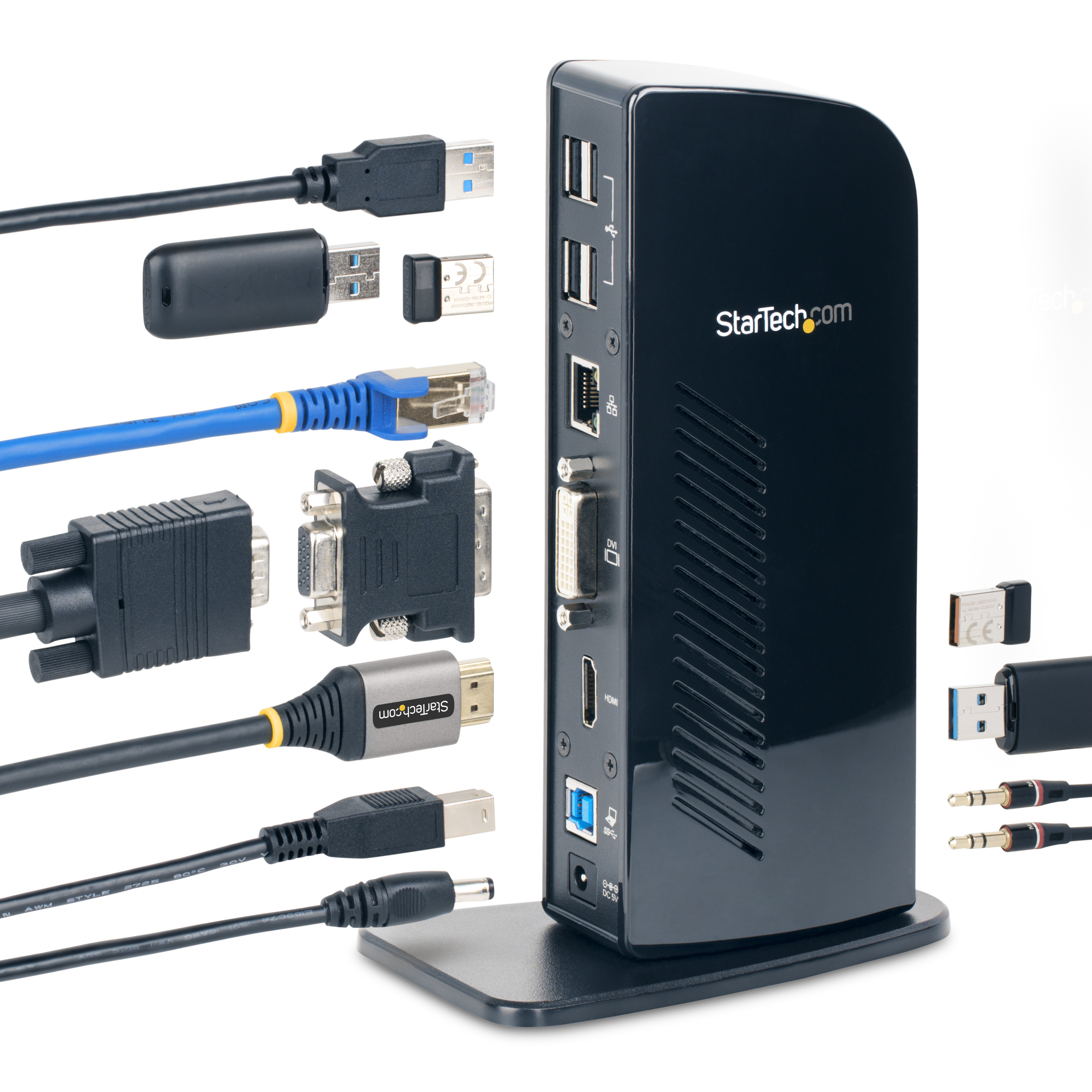 Estación de acoplamiento StarTech.com negra con varios cables conectados. USB, HDMI y otros incluidos.