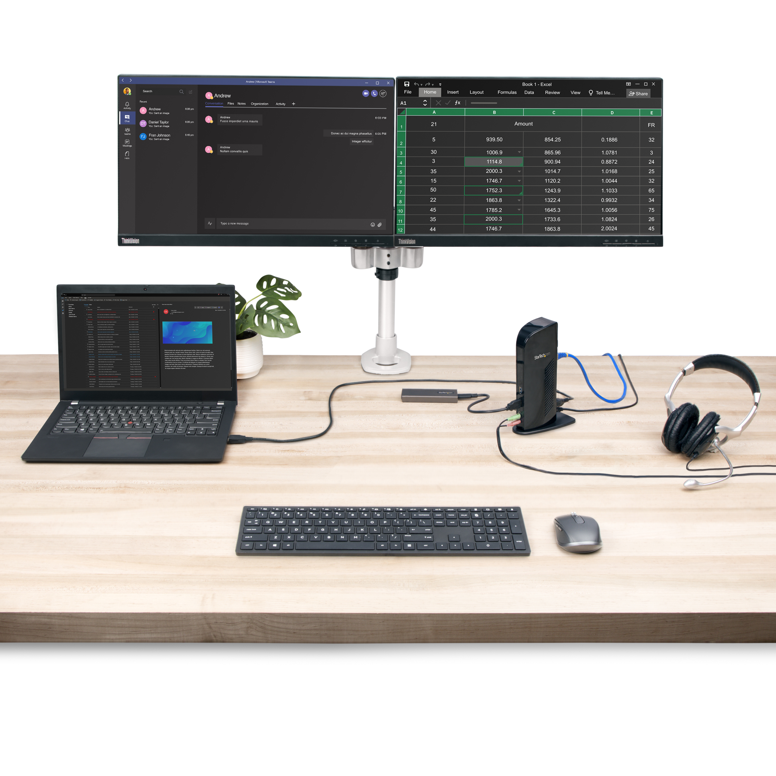 Configuración de escritorio con portátil, monitor, teclado, ratón y auriculares. Dos pantallas muestran interfaces.