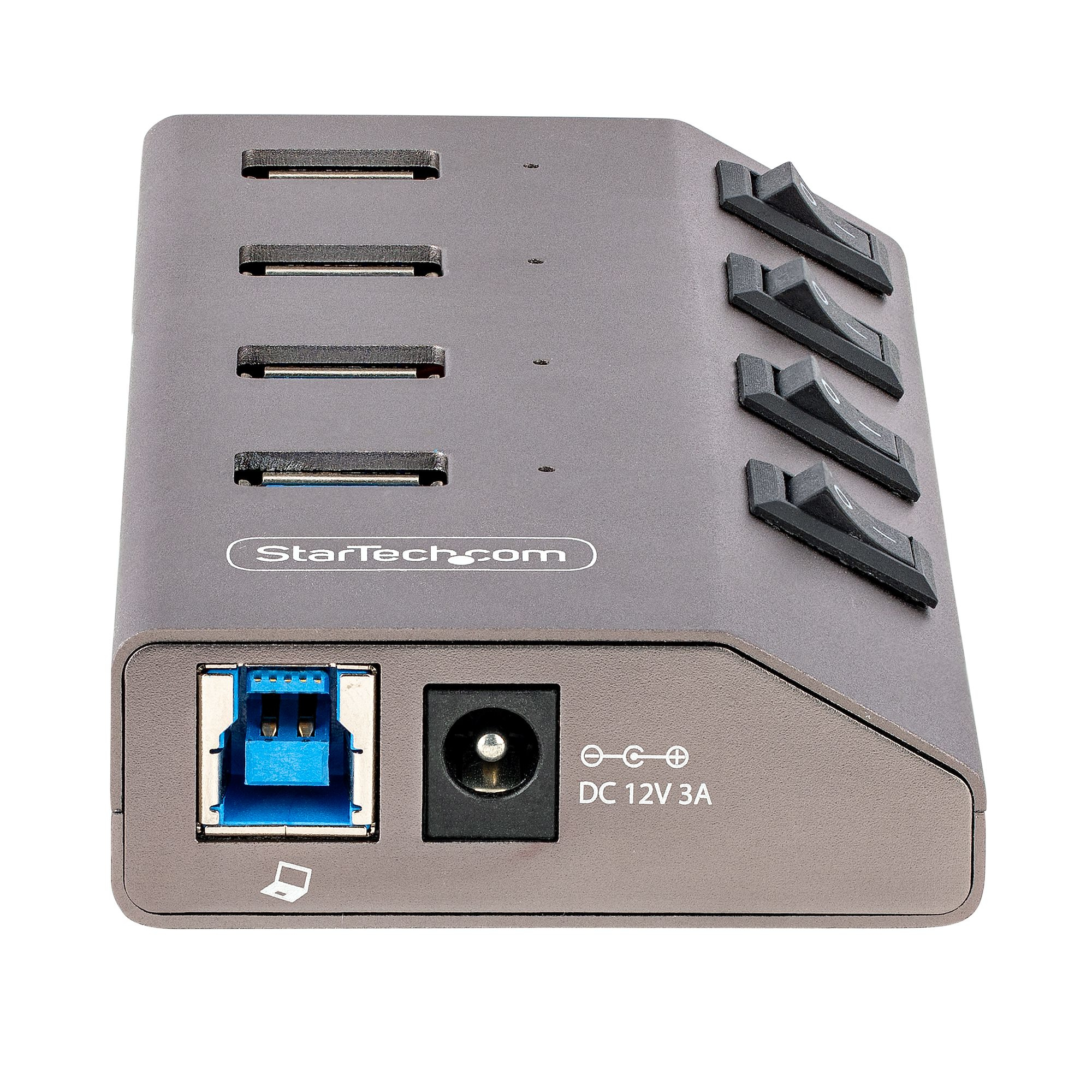 Ein grauer USB-Hub mit vier USB-Anschlüssen und vier Netzschaltern auf weißem Hintergrund.