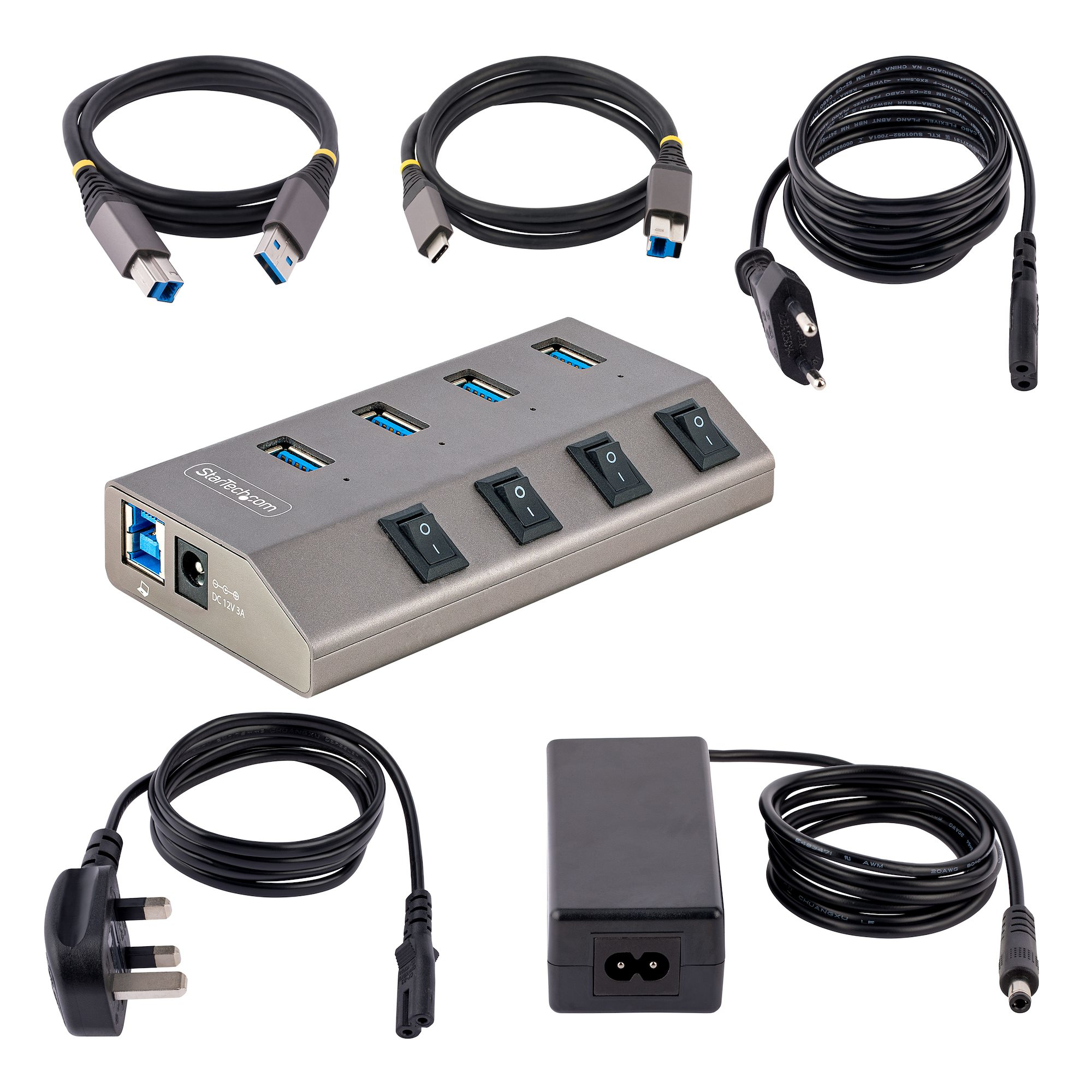 USB-Hub mit Kabeln und Netzteil auf weißem Hintergrund.