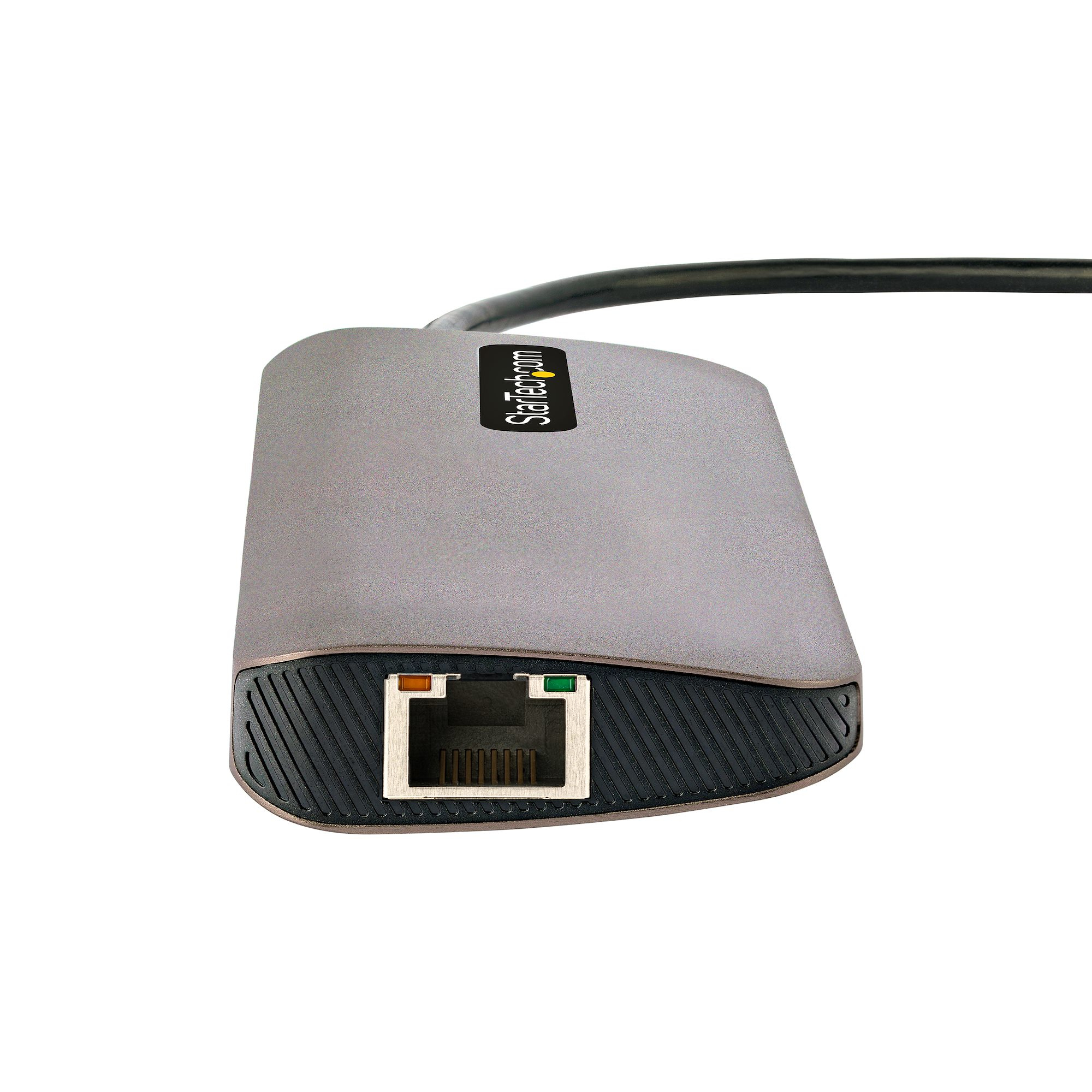 Un adaptador USB-C a Ethernet StarTech gris con un puerto Ethernet en el extremo.