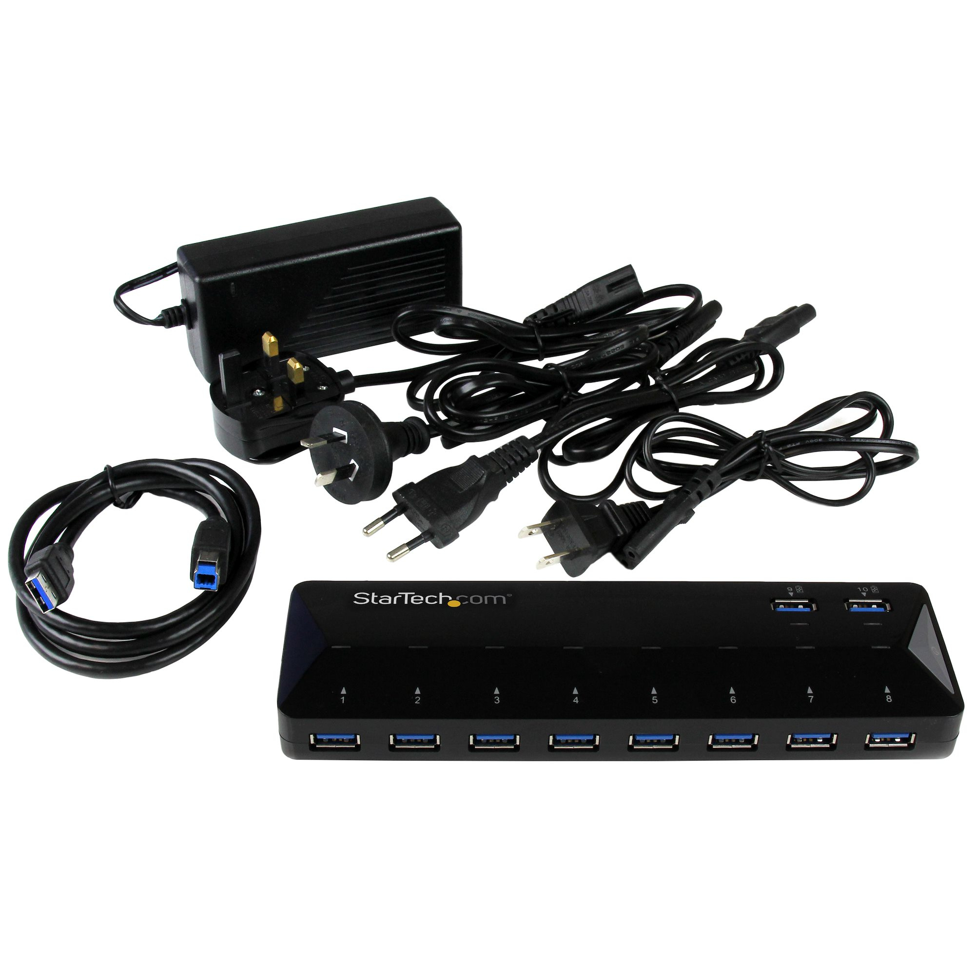 Schwarzer USB-Hub mit Netzteil und Kabeln. Enthält mehrere USB-Anschlüsse.