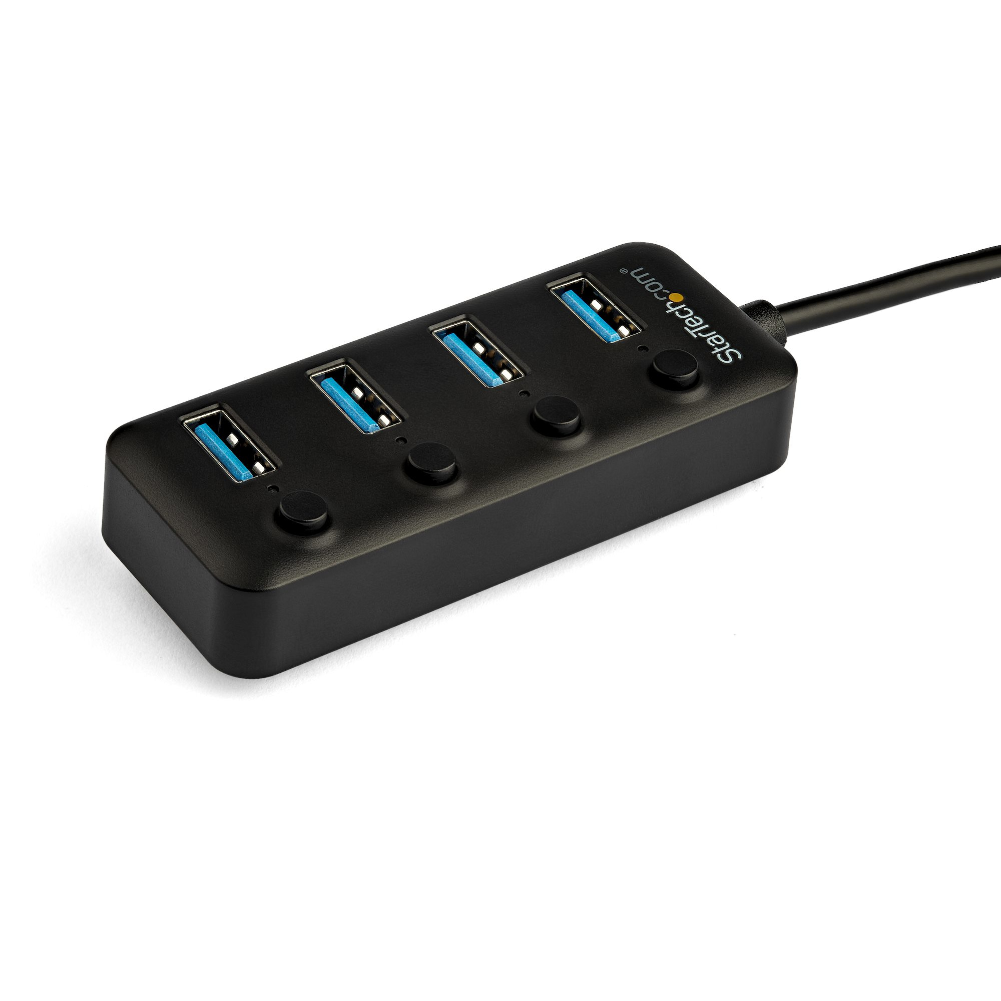Schwarzer USB-Hub mit vier blauen USB-Anschlüssen und einem Kabel, schräg auf weißer Oberfläche.