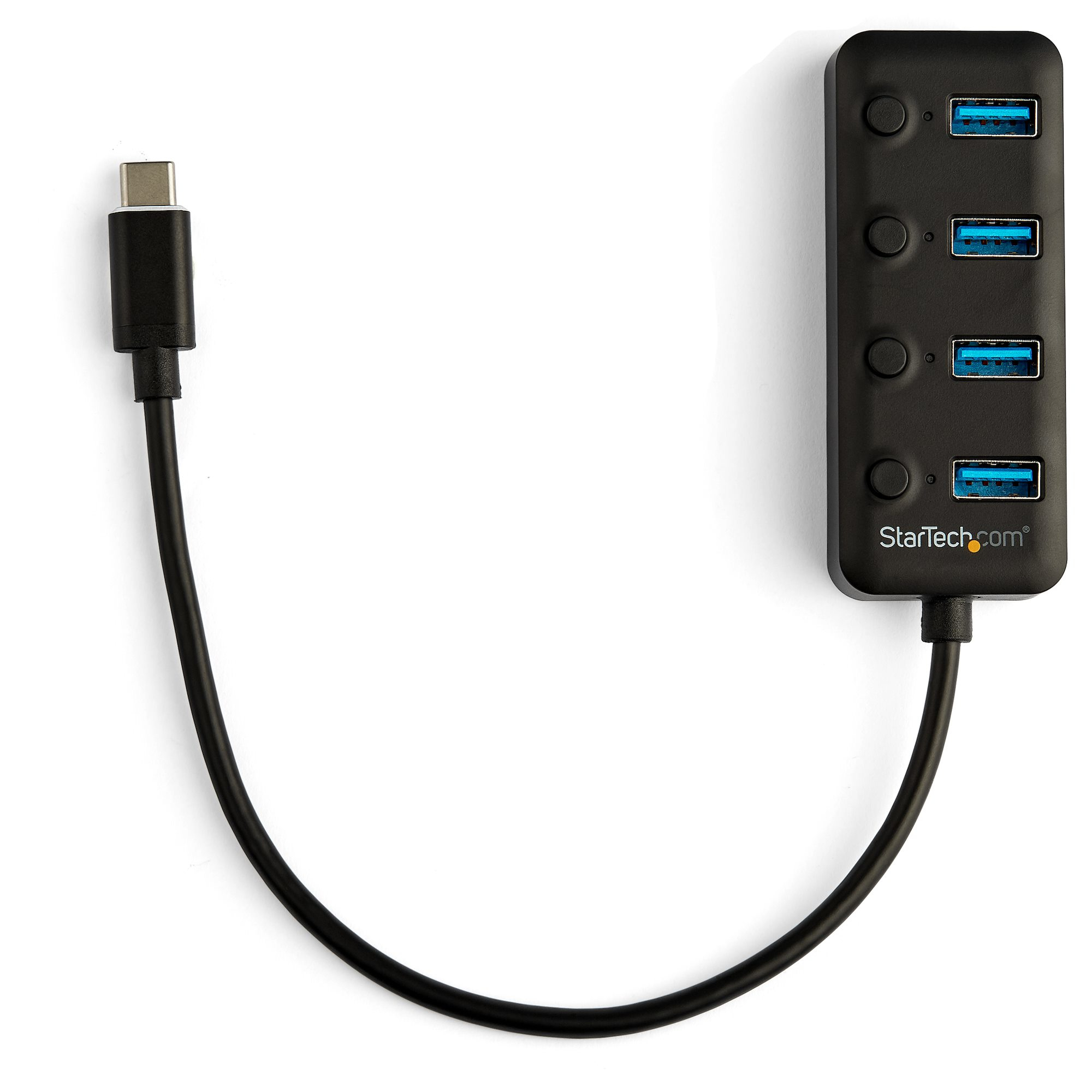 Schwarzer USB-Hub mit vier Anschlüssen, Kabel und Stecker auf weißem Grund.