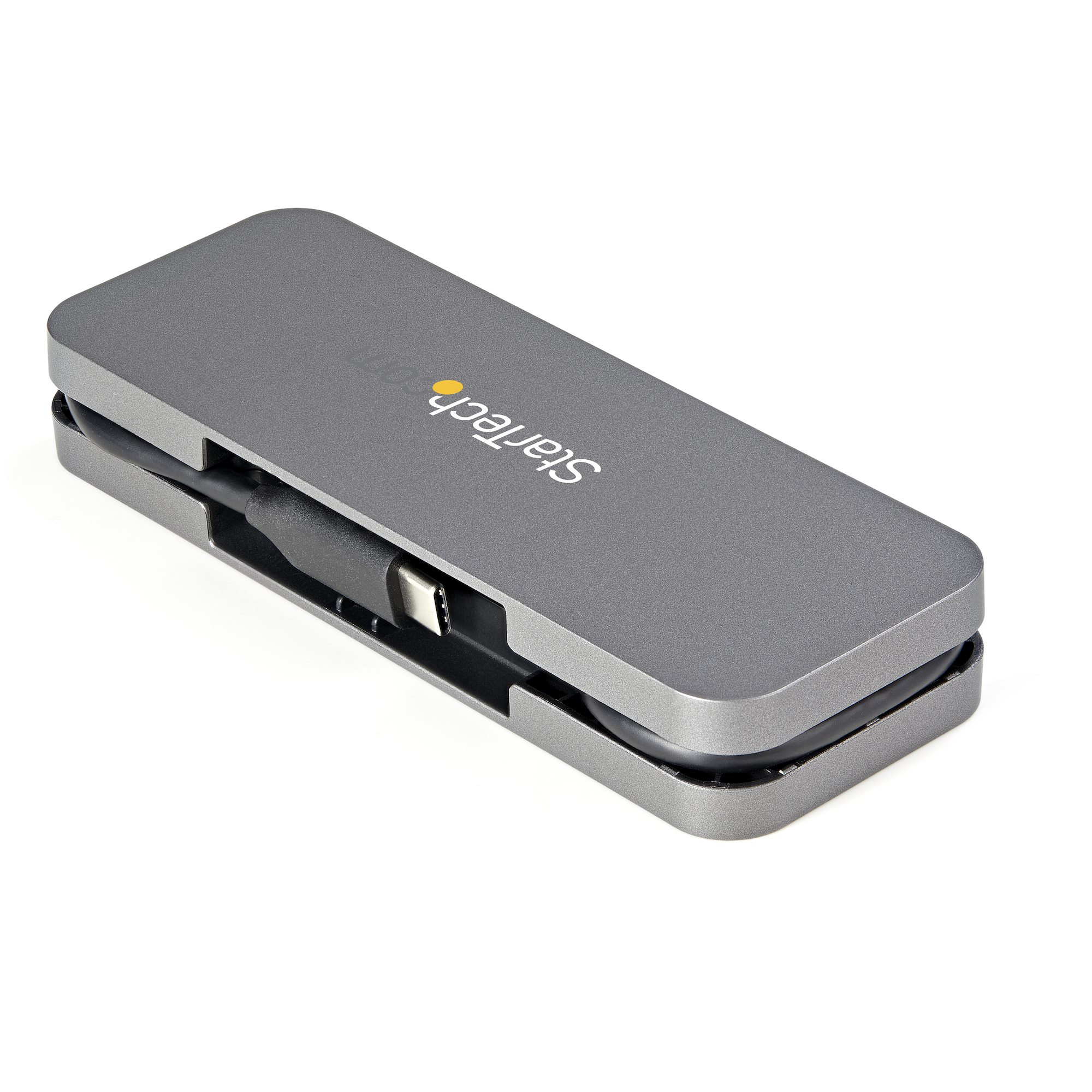 Concentrador USB StarTech gris. Tiene un conector USB-C. El logotipo está en la parte superior. Fondo blanco.