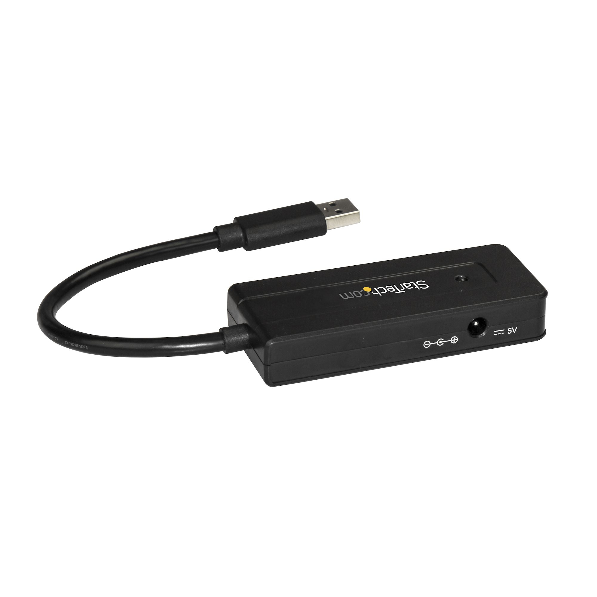 Adaptador USB negro con enchufe USB y conector de alimentación CC. Tiene un cable USB. Fondo blanco.
