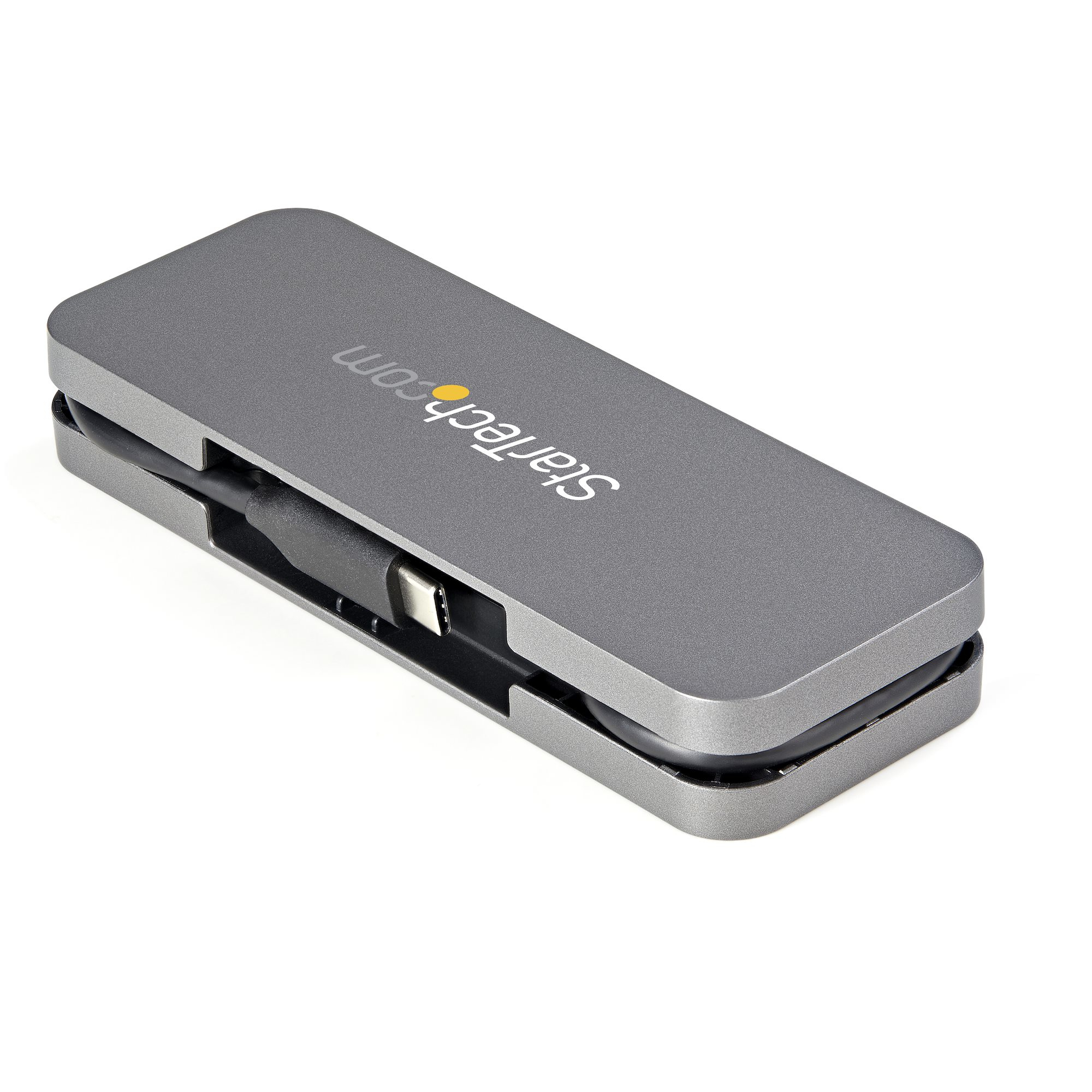 Concentrador USB-C StarTech gris. Pequeña forma rectangular con el nombre de la marca impreso.