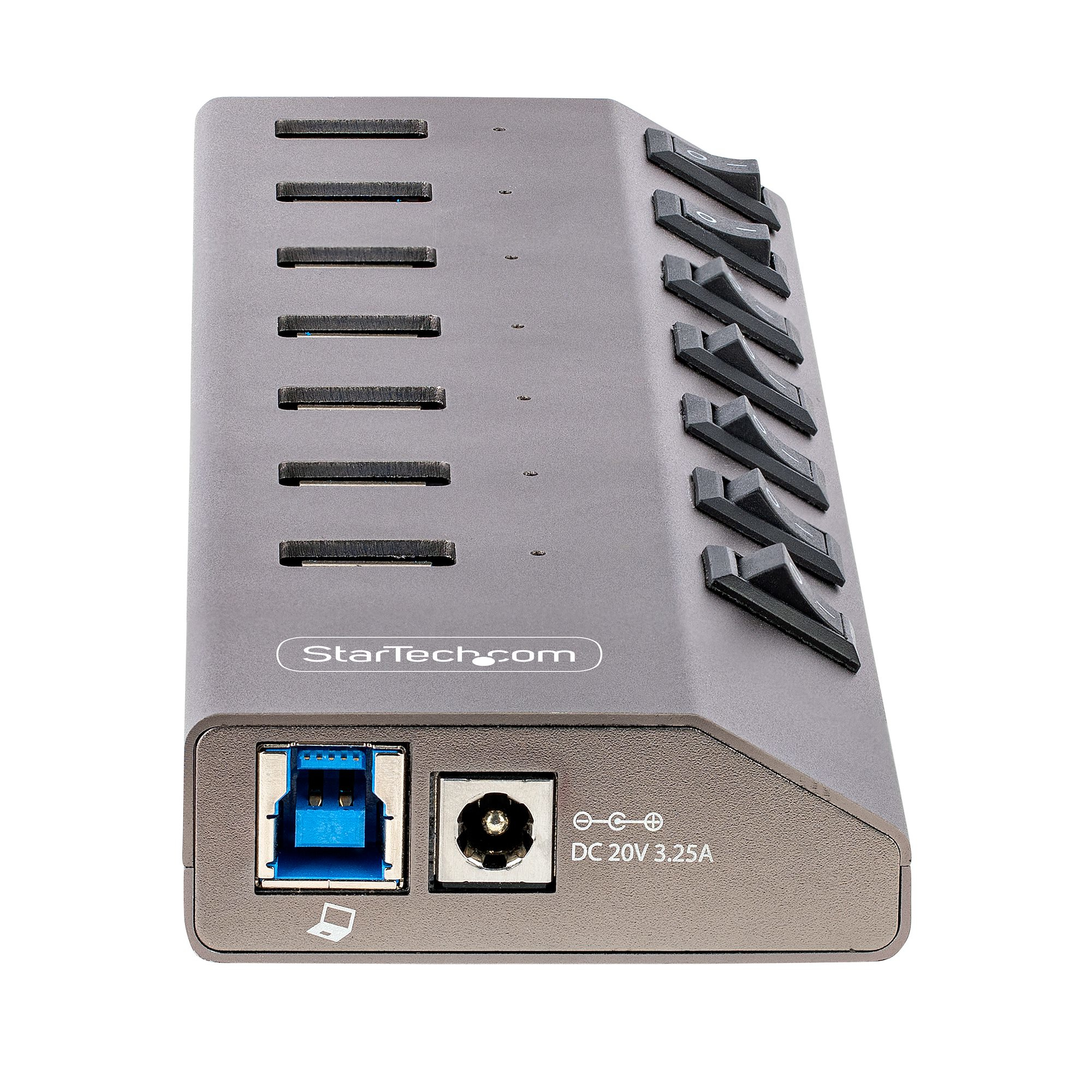 USB-Hub mit mehreren Anschlüssen und Ein/Aus-Taste. Graue Farbe. Weißer Hintergrund.