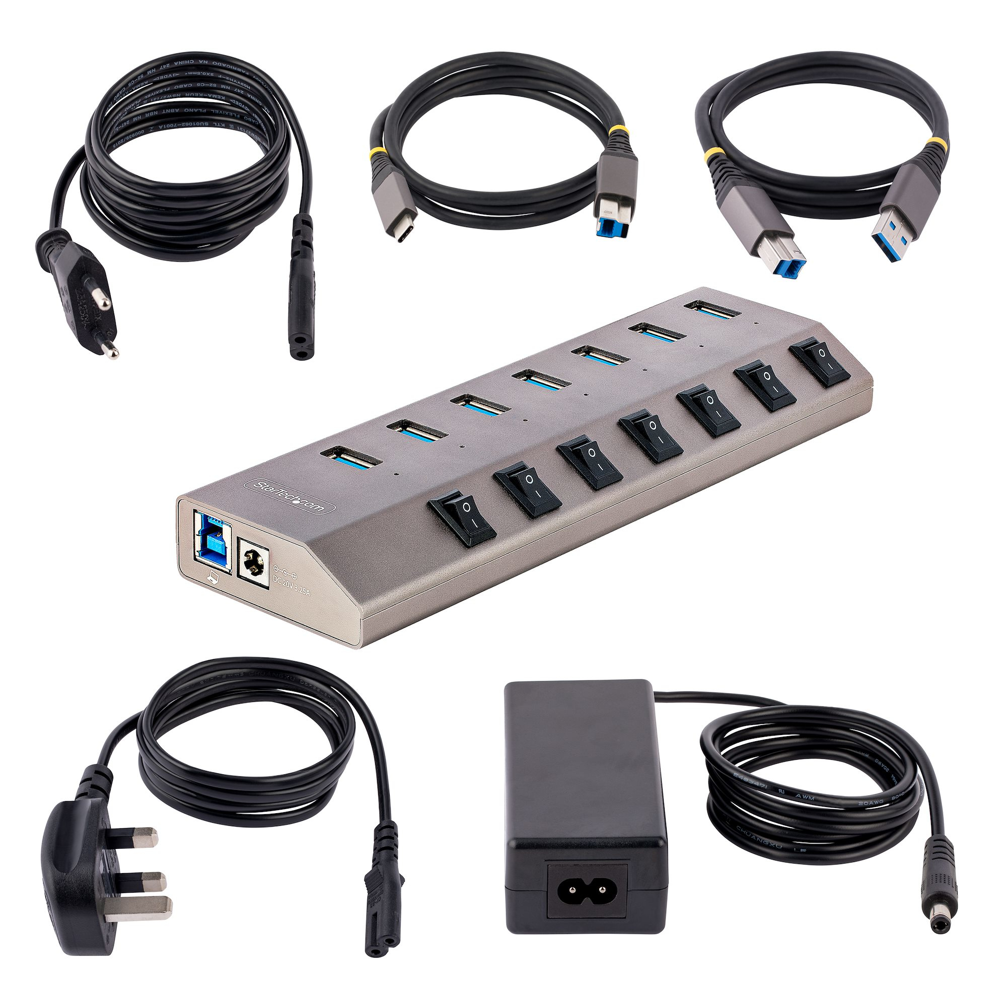 USB-Hub mit mehreren Anschlüssen, Kabeln und Netzteil, weißer Hintergrund.