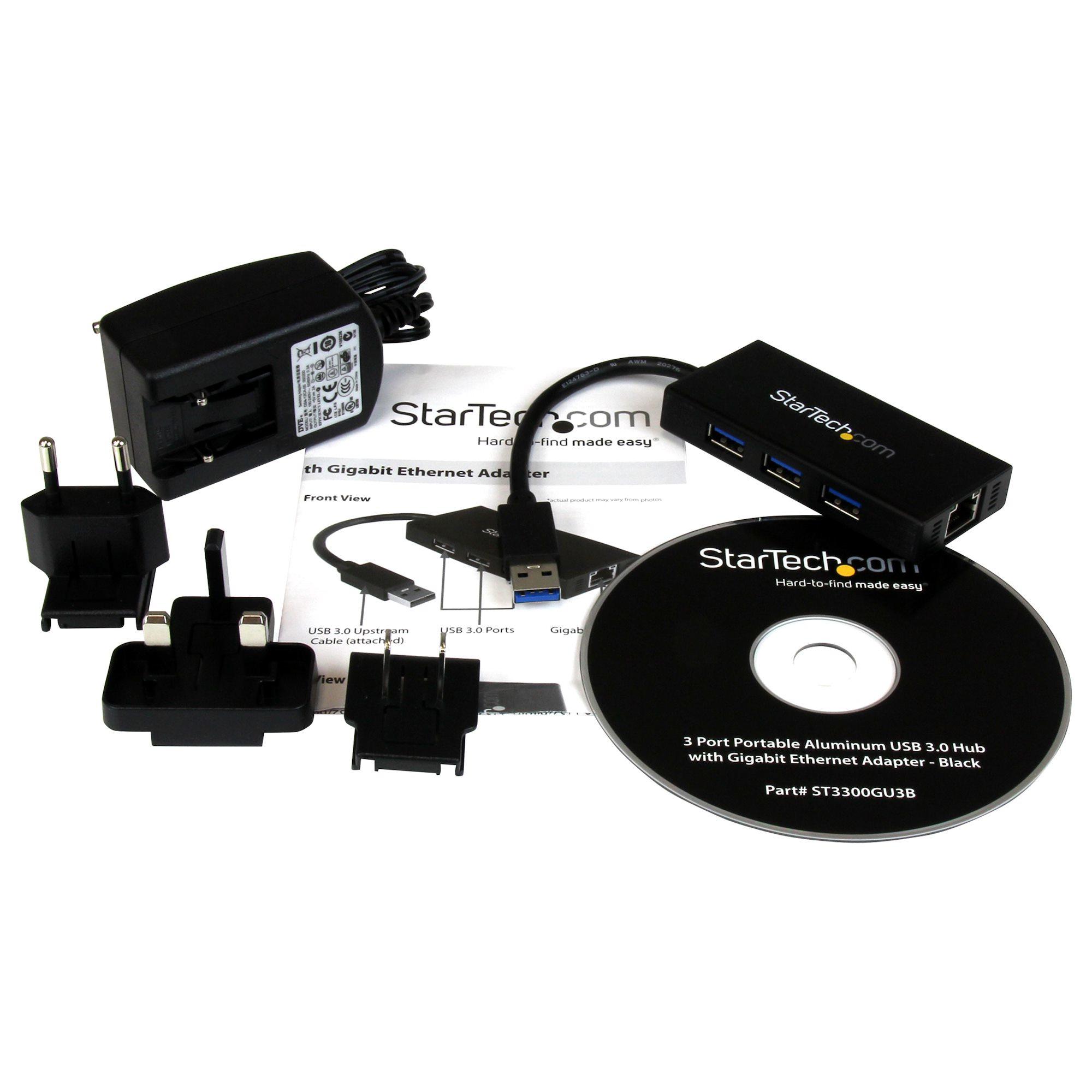 Set hub USB con varie spine, adattatore di alimentazione e CD. Sfondo bianco.