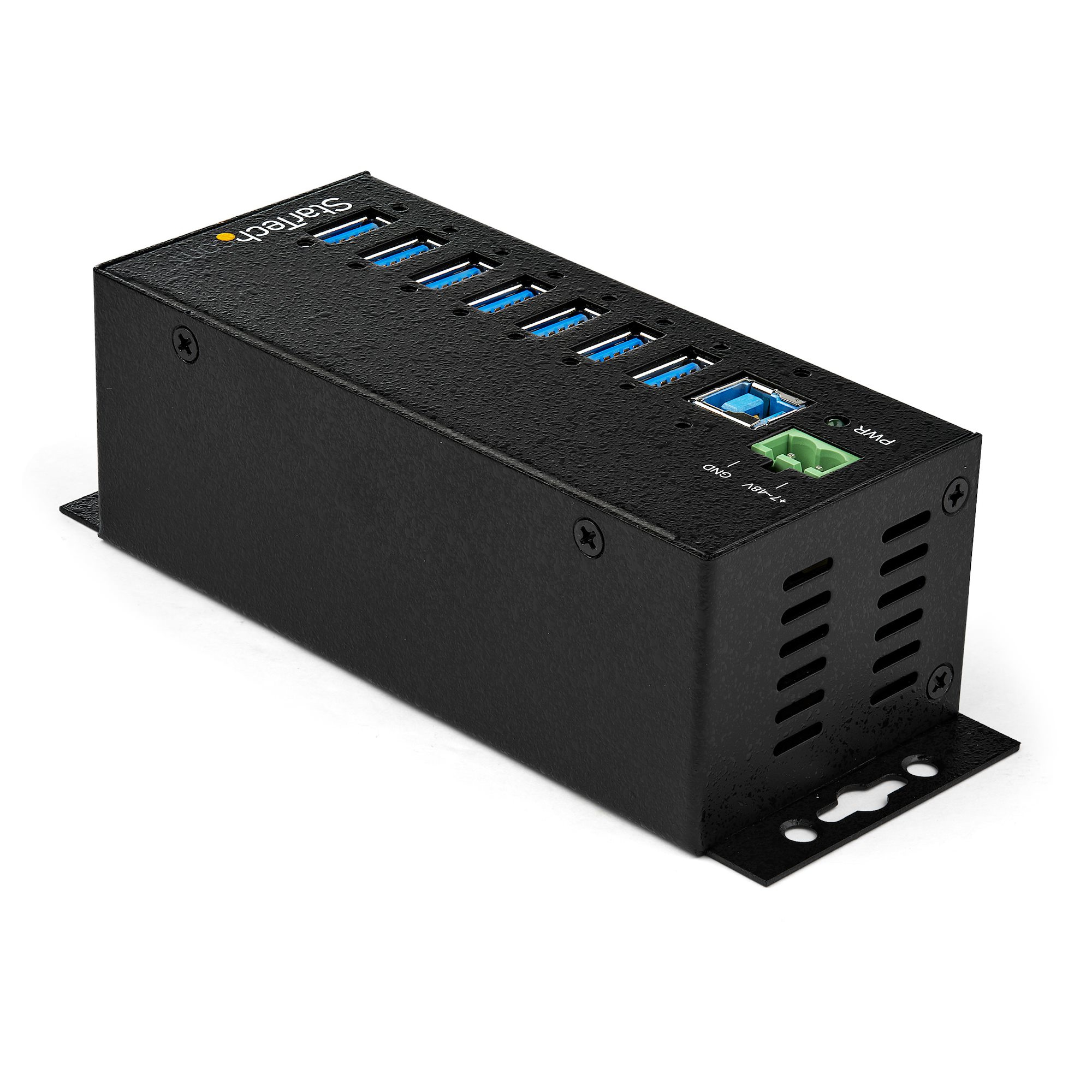 Un concentrador USB negro con siete puertos USB azules sobre una superficie blanca. El concentrador tiene una ranura de ventilación lateral.