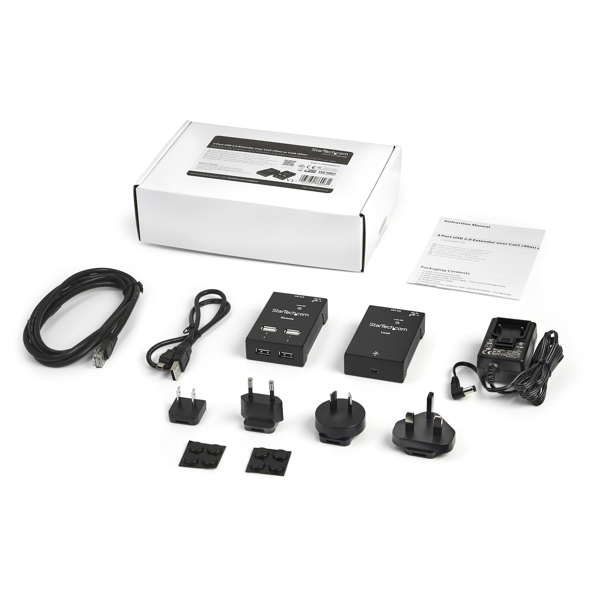 Caja blanca con logo StarTech.com, cables, adaptadores y enchufes sobre fondo blanco.