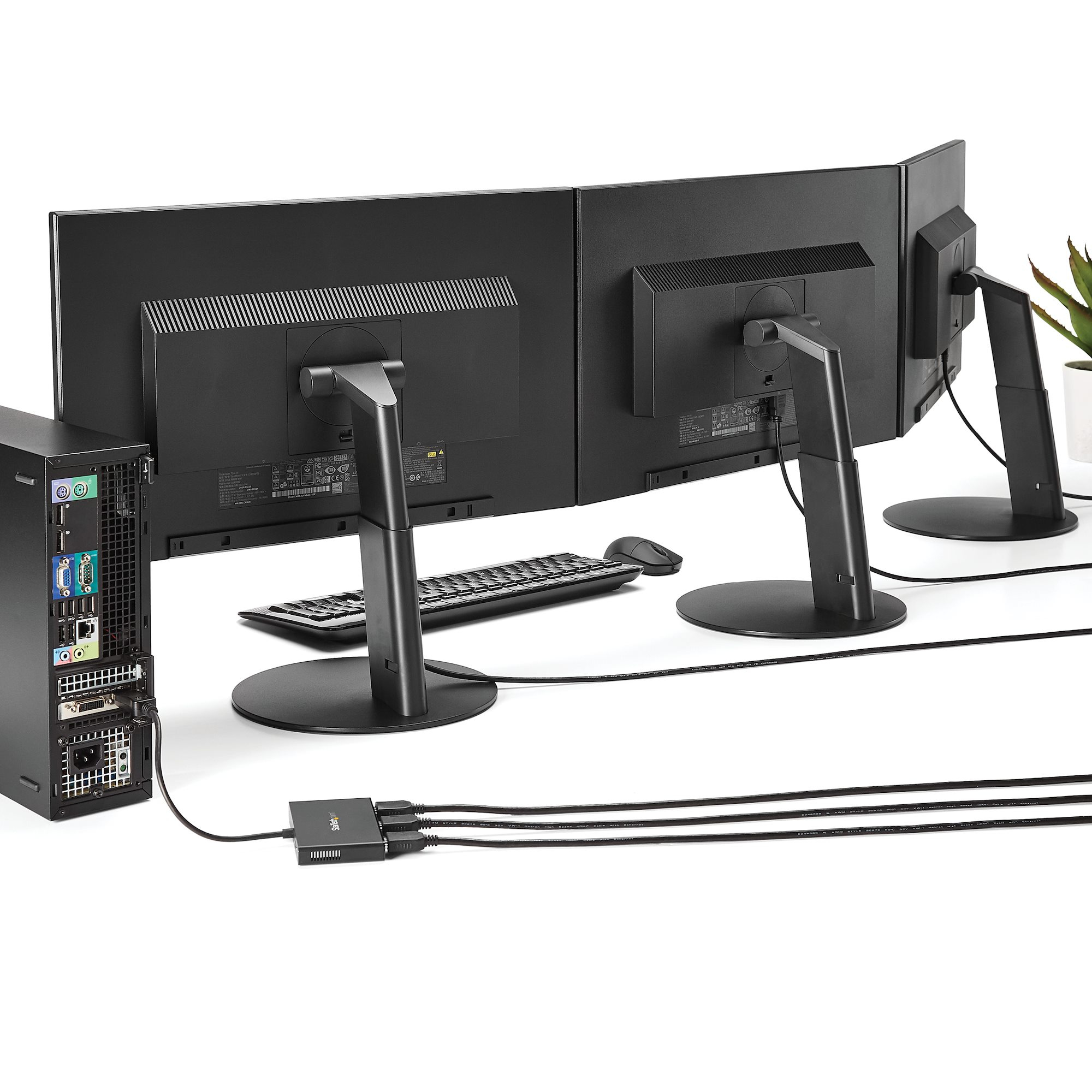 Configurazione computer con tre monitor, PC, tastiera e hub USB.