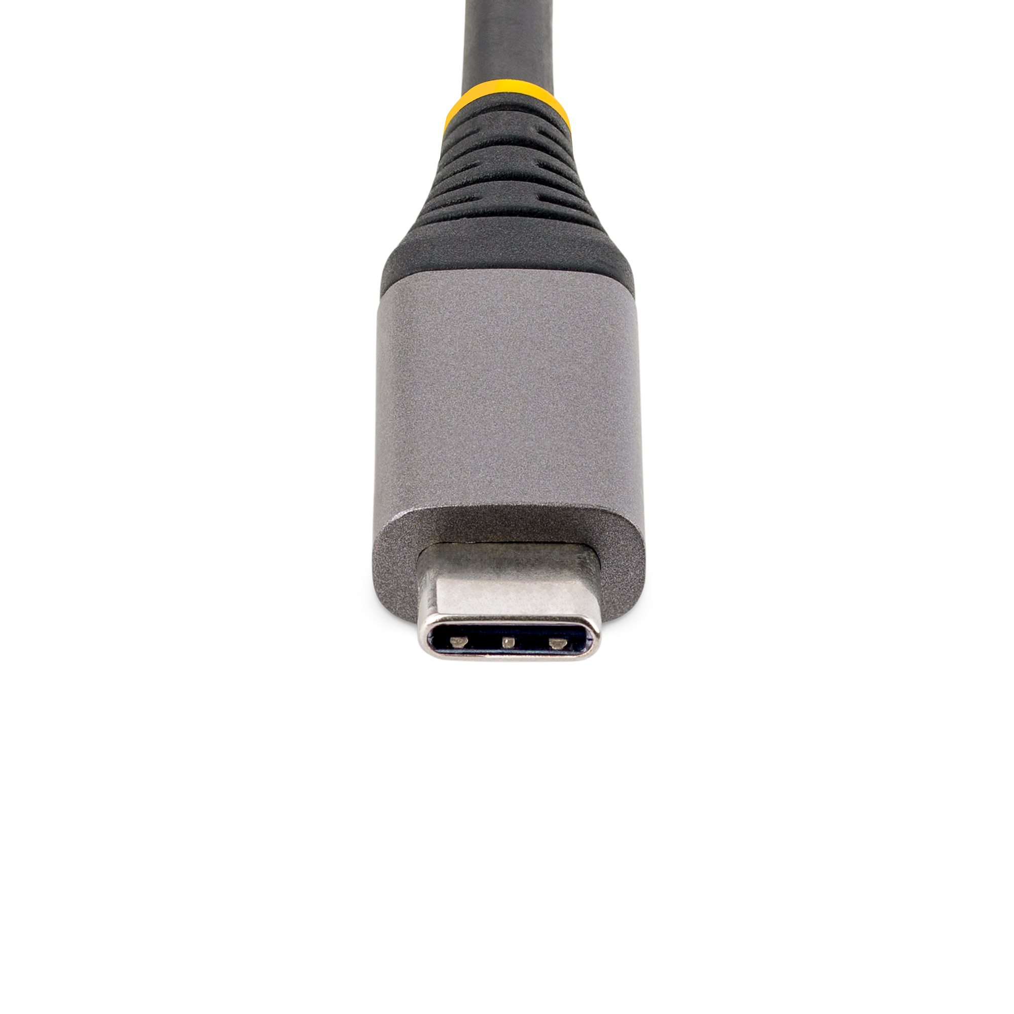 Primo piano di un connettore USB-C con un involucro grigio e un accento giallo, su sfondo bianco.