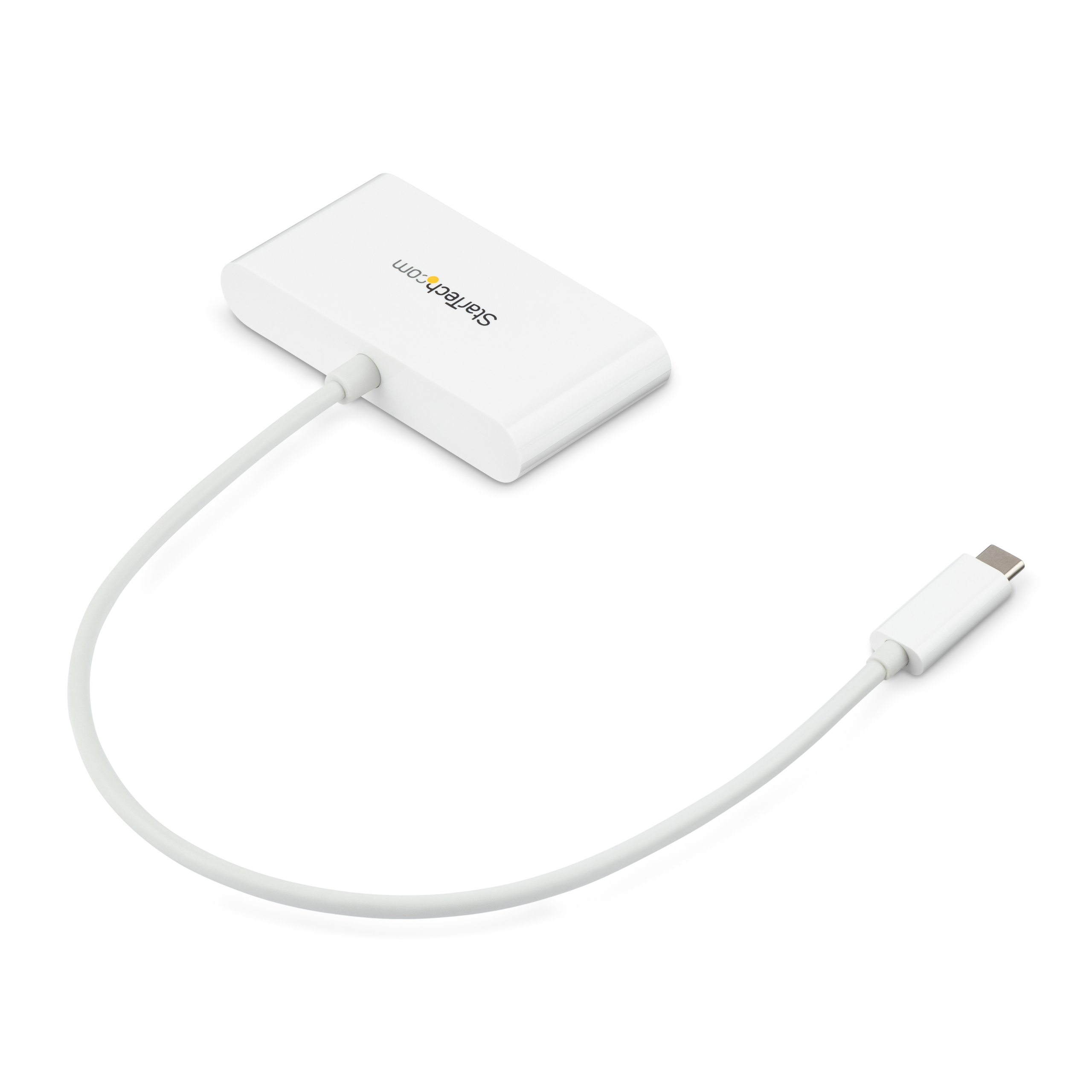 Adattatore bianco con connettore USB-C e cavo. È su sfondo bianco.