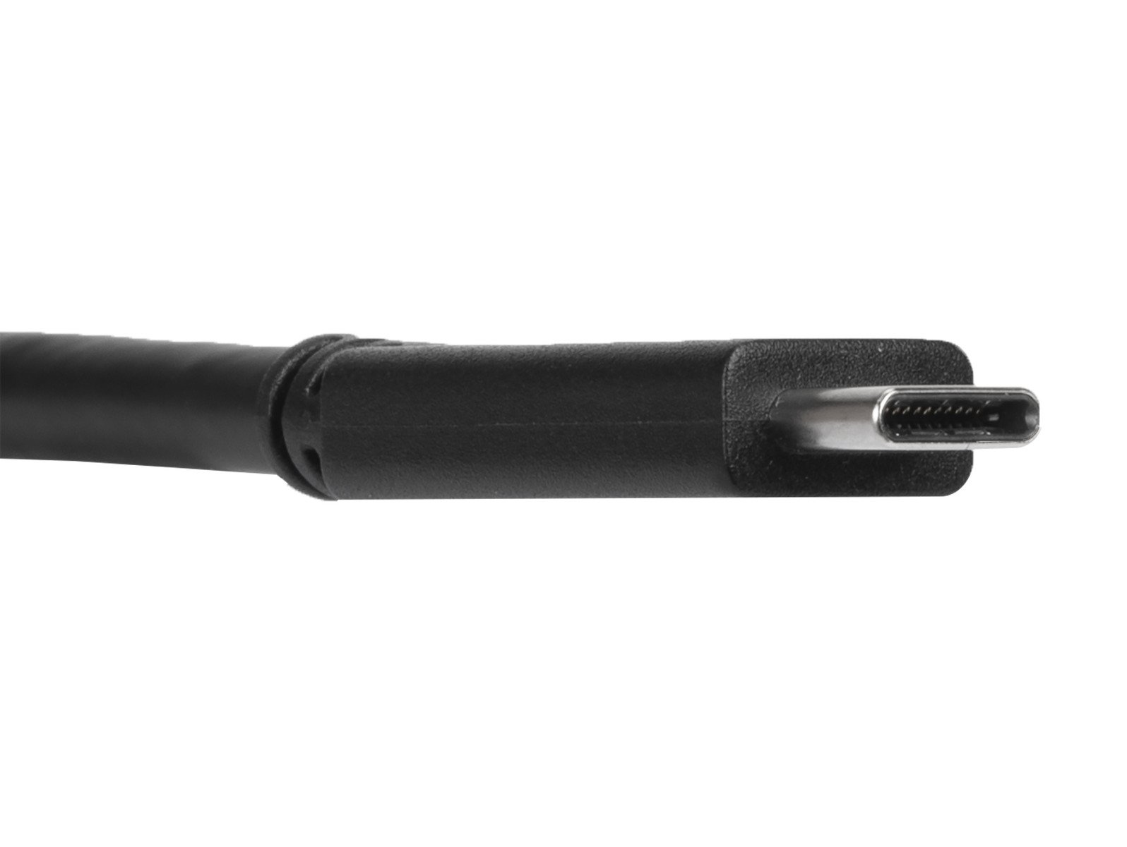 Nahaufnahme eines schwarzen USB-C-Kabelanschlusses auf weißem Hintergrund.