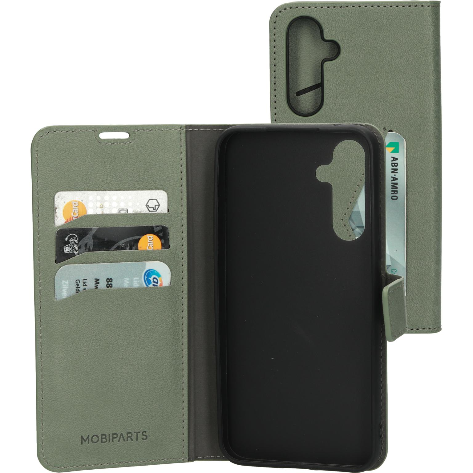 Een groene telefoonhoes met een creditcard en andere kaarten erin, tegen een witte achtergrond.