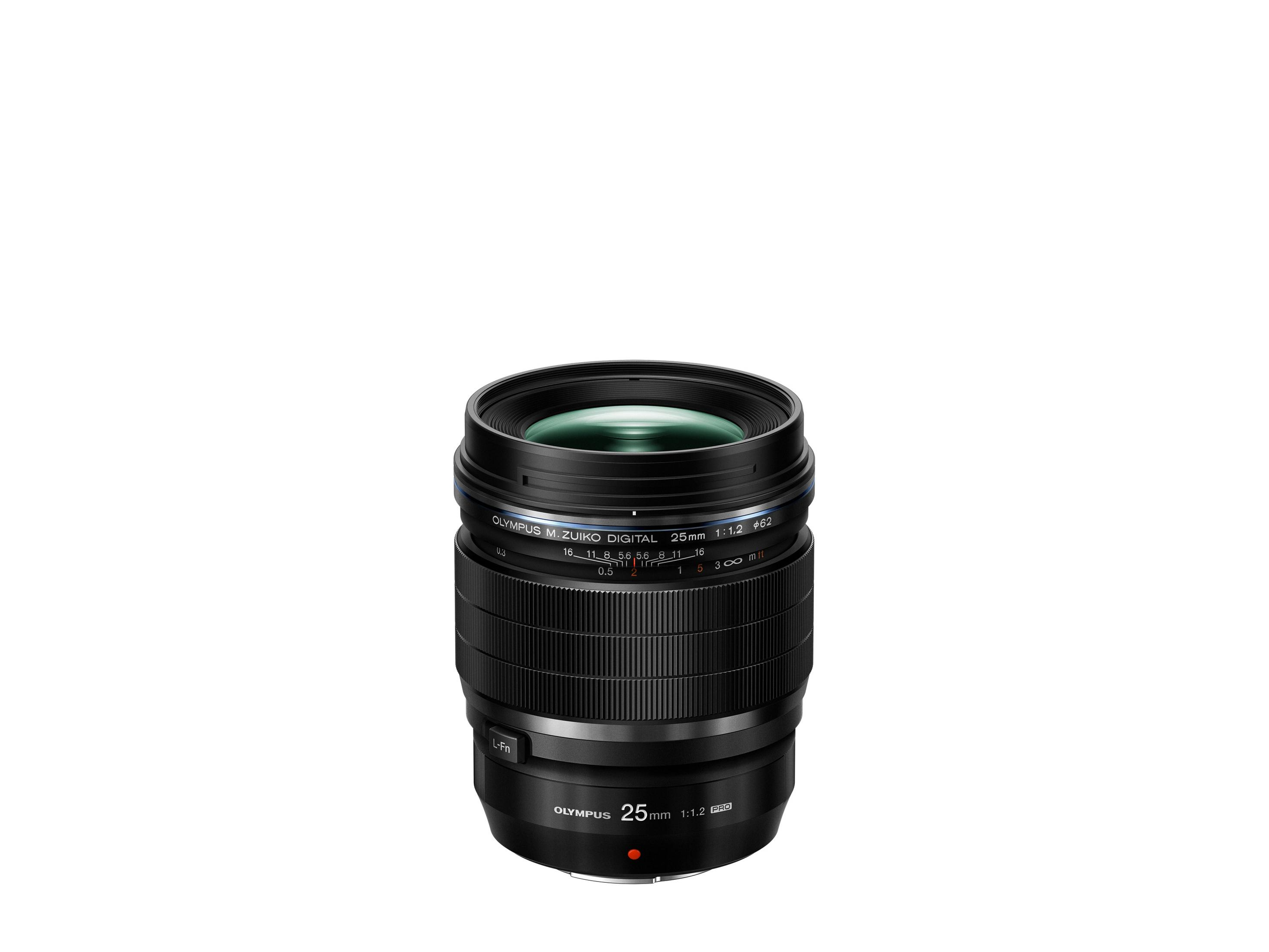Obiettivo nero su bianco. Obiettivo Olympus, 25 mm, 1:1.2, con anelli di messa a fuoco e apertura visibili.