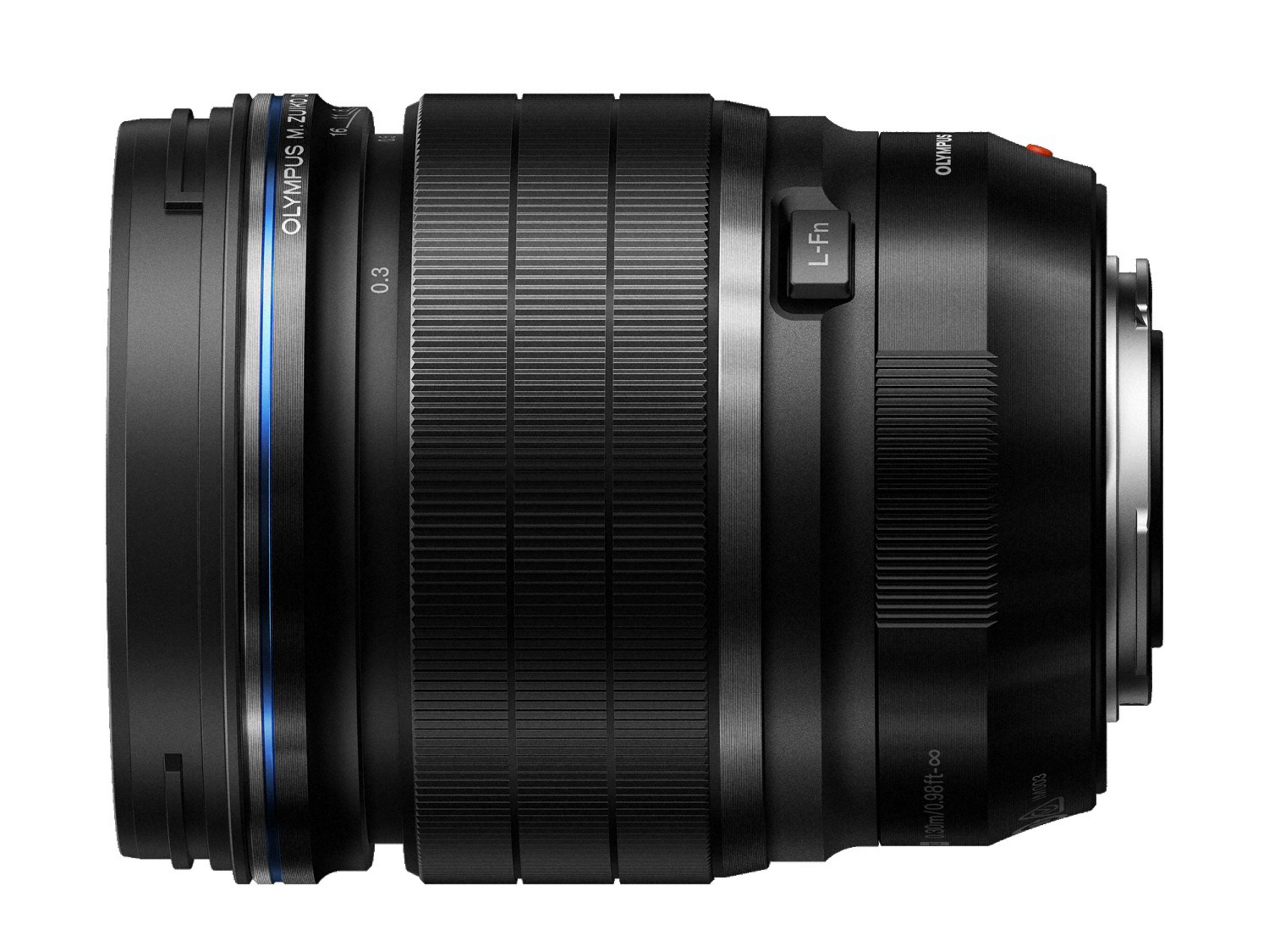 Obiettivo fotocamera nero con anello blu e scritte. Testo: 'OLYMPUS' e 'M. ZUIKO'.