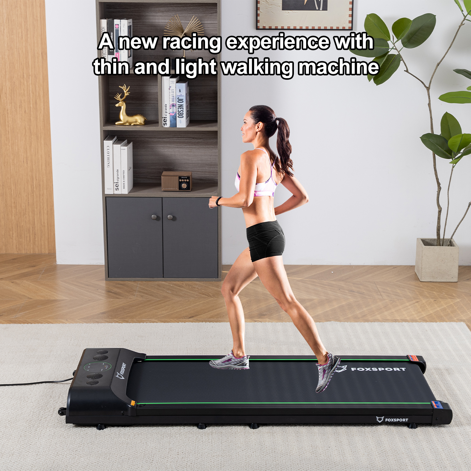 Mujer corriendo en una cinta de correr negra. Fondo: habitación con muebles y plantas.