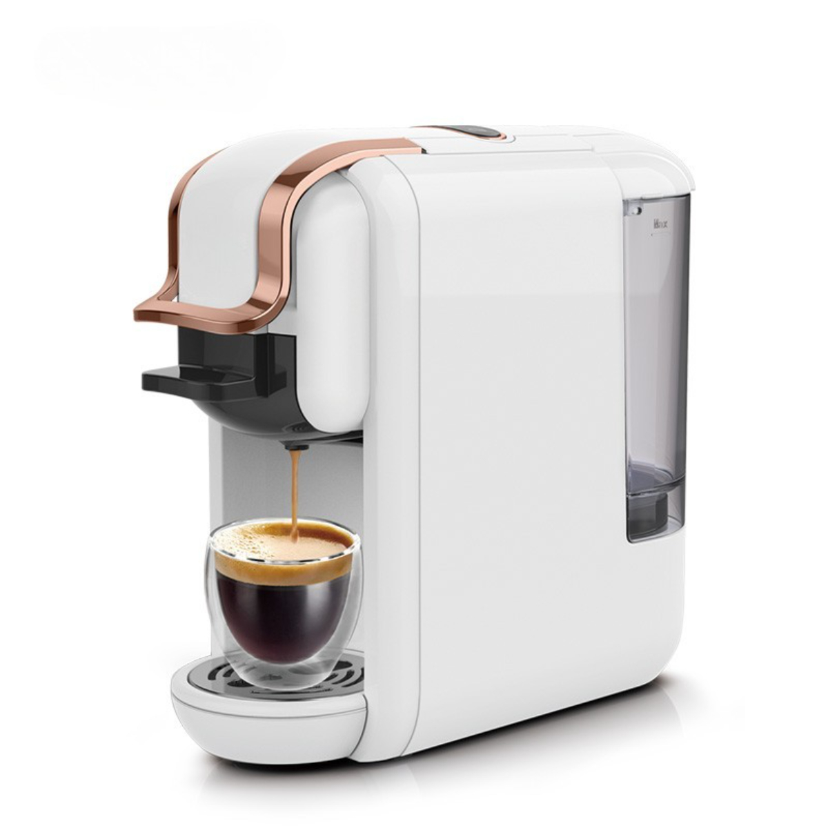 Weiße und roségoldene Kaffeemaschine, die Kaffee in ein Glas ausgibt. Weißer Hintergrund.