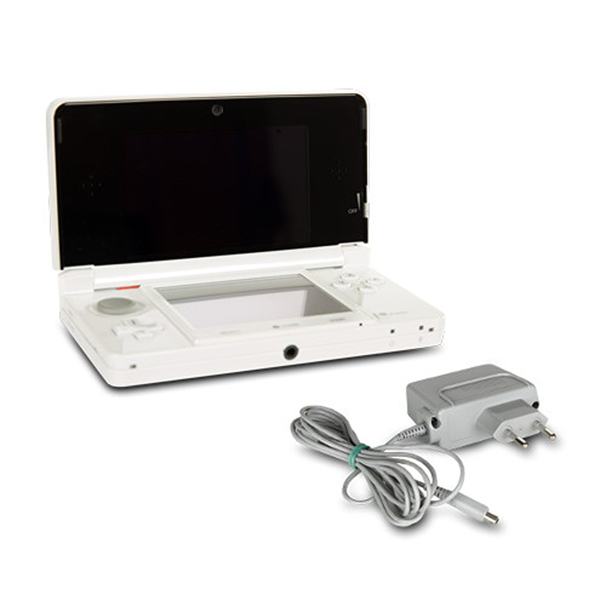 Ein weißes Nintendo 3DS mit offenem Bildschirm und ein grauer Netzadapter. Weißer Hintergrund.
