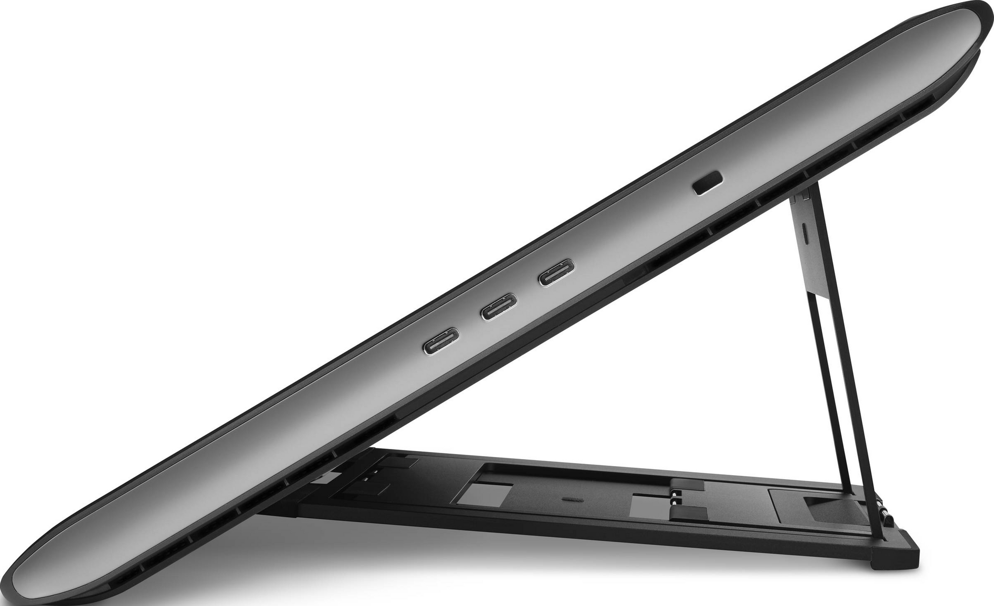 Ein silbernes Tablet auf einem schwarzen Ständer, angewinkelt. Drei USB-C-Anschlüsse sind sichtbar. Der Hintergrund ist weiß.