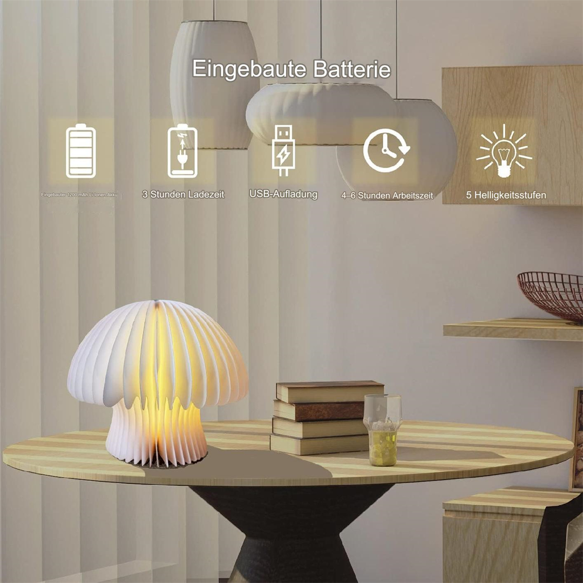 Eine weiße pilzförmige Lampe mit gelbem Schein, umgeben von Büchern und einem Glas auf einem Holztisch.