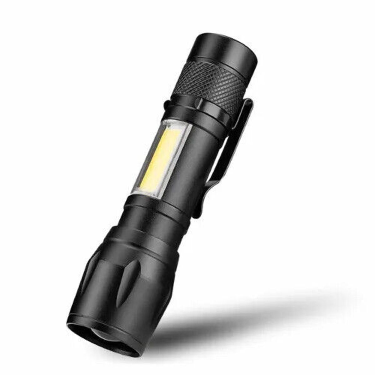 Eine schwarze Taschenlampe mit Griff und Clip. Sie hat einen kleinen Lichtbereich an der Seite.