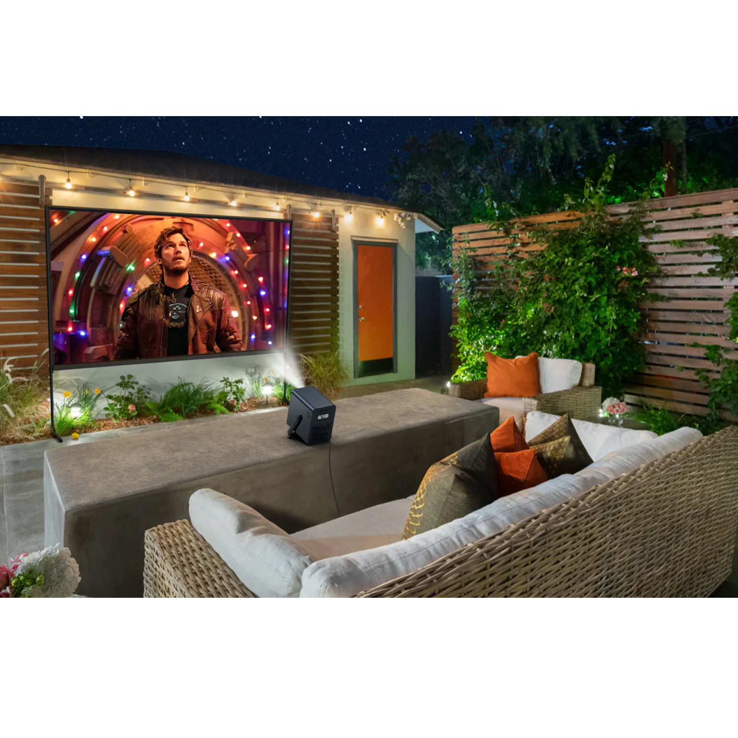 Ustawienie kina domowego z projektorem, ekranem i miejscami do siedzenia. Na ekranie odtwarzany jest film.