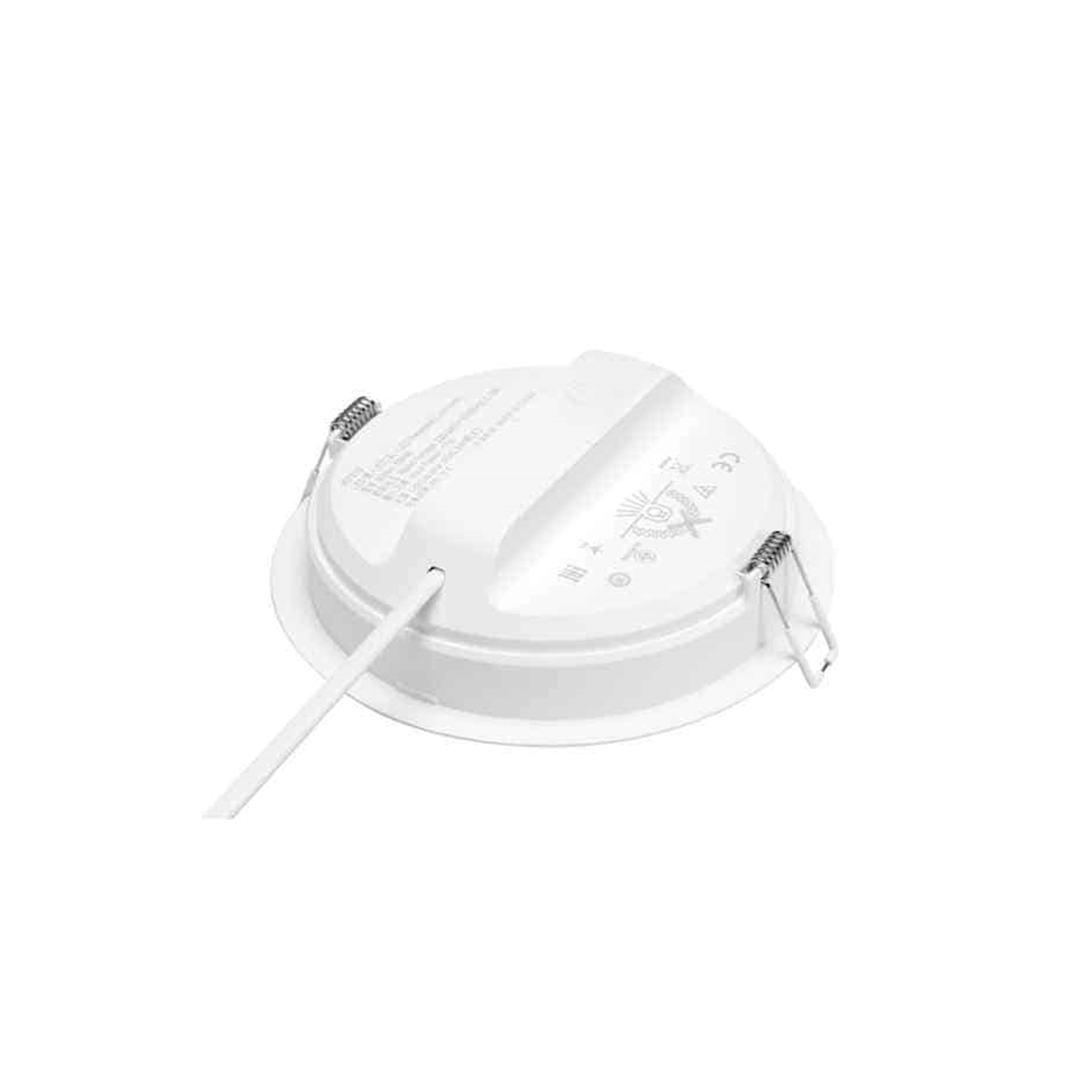 Una luminaria empotrada blanca. La luminaria es redonda y tiene unos clips metálicos para la instalación.