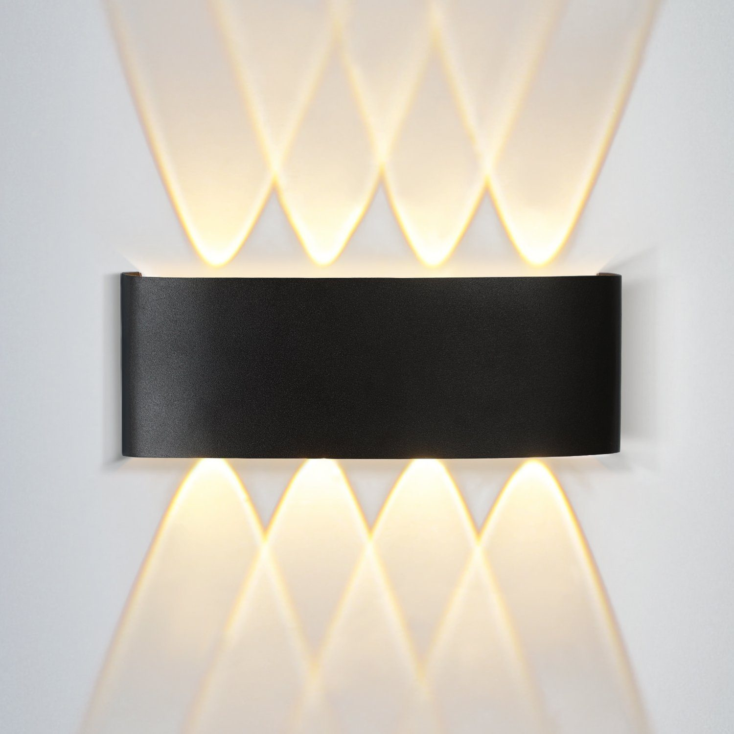 Czarna, prostokątna lampa ścienna. Światła świecą w górę i w dół.
