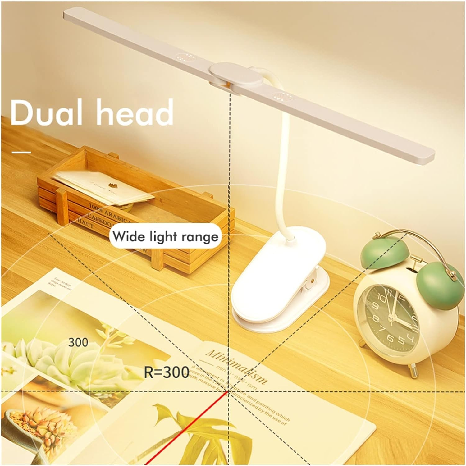 Eine weiße Schreibtischlampe mit einer Holzkiste und einem Wecker auf einem Schreibtisch. Es gibt ein Magazin.