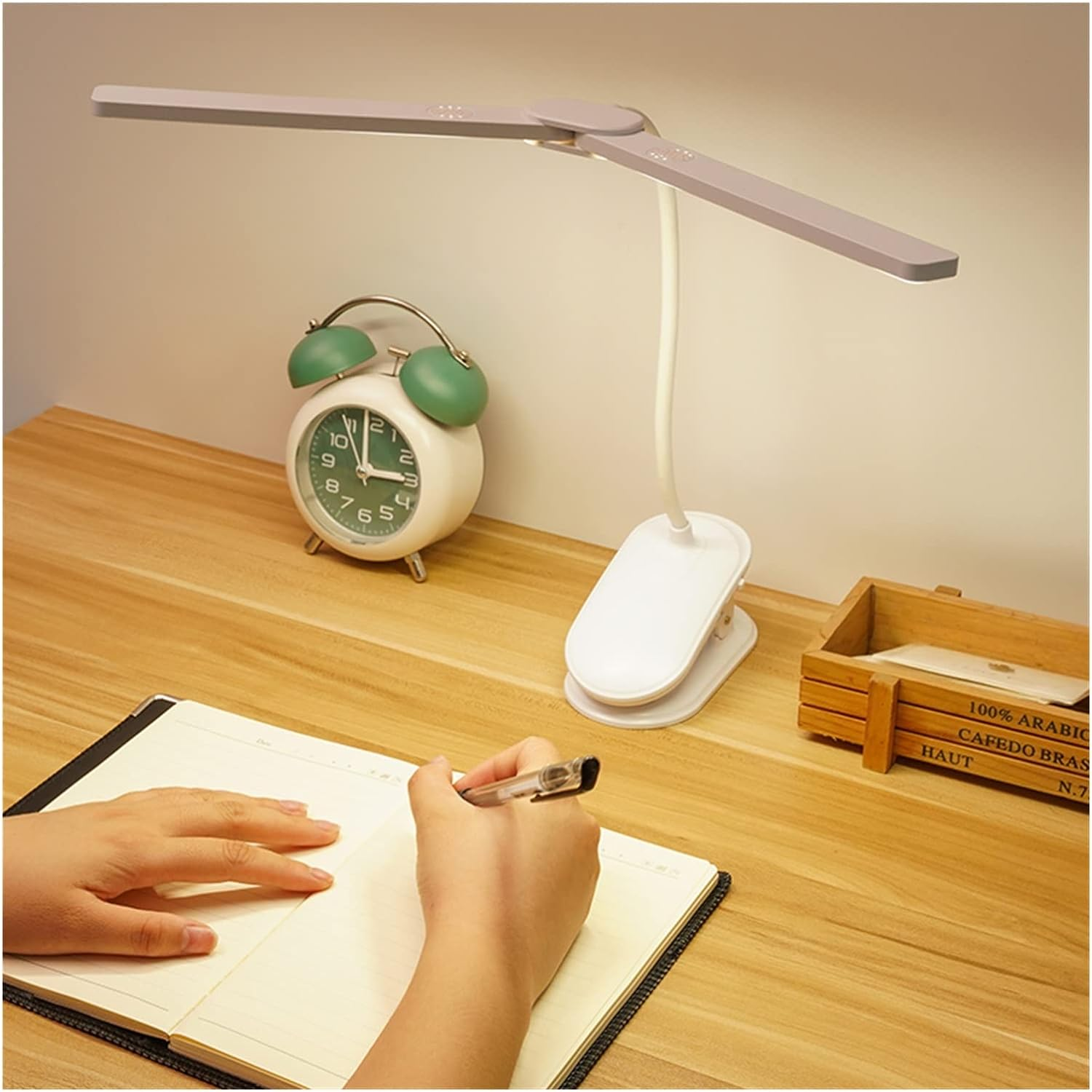 Eine weiße Lampe mit Halbkugel-Schirm und Chromfuß. Isoliert auf Weiß.