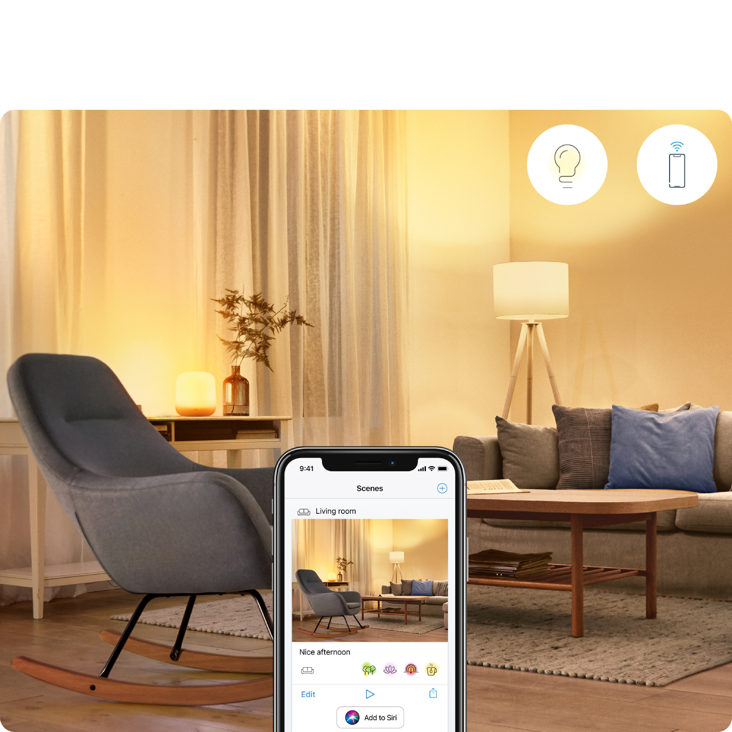 Een woonkamer met een bank, stoel en lamp. Een telefoon toont dezelfde kamer.