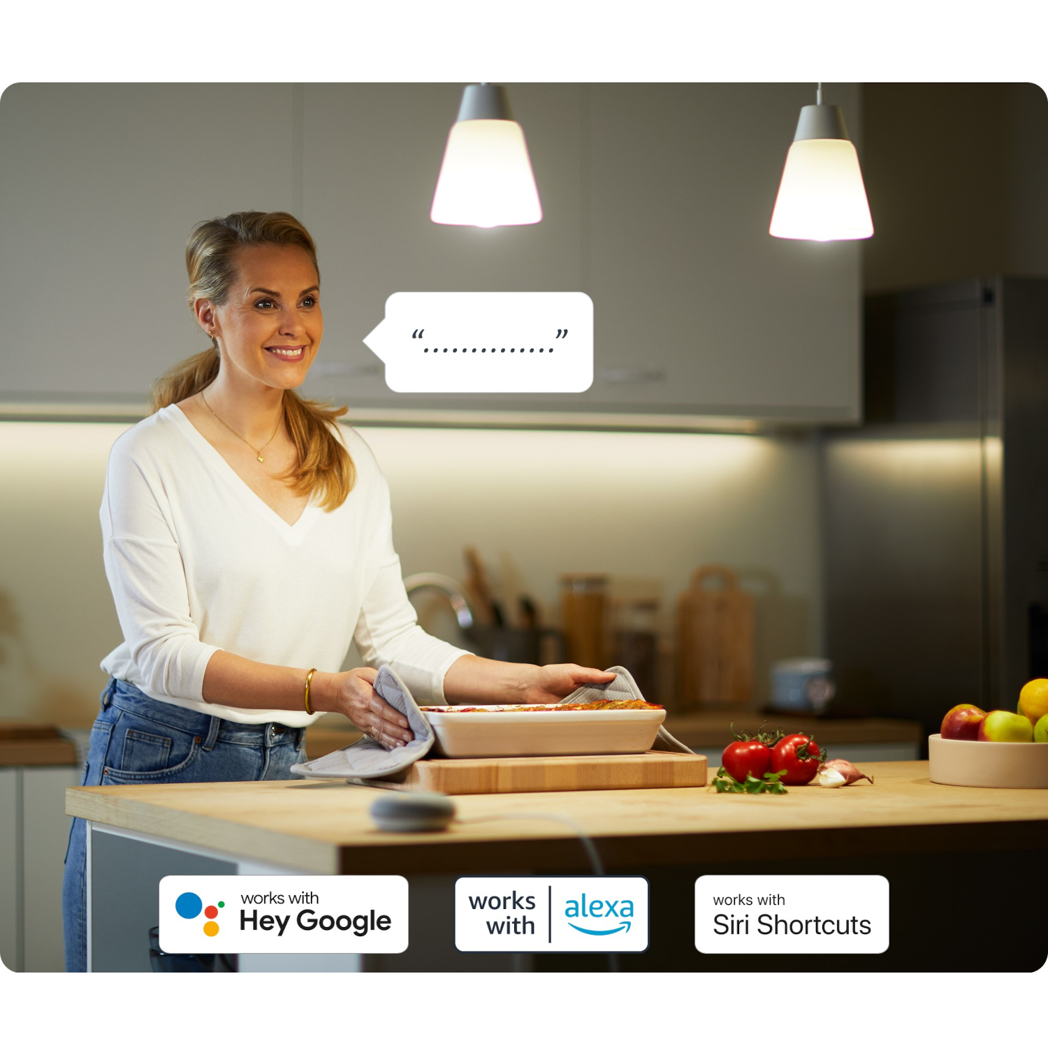Vrouw in de keuken met een schaal. Spraakwolk met tekst. Witte achtergrond.